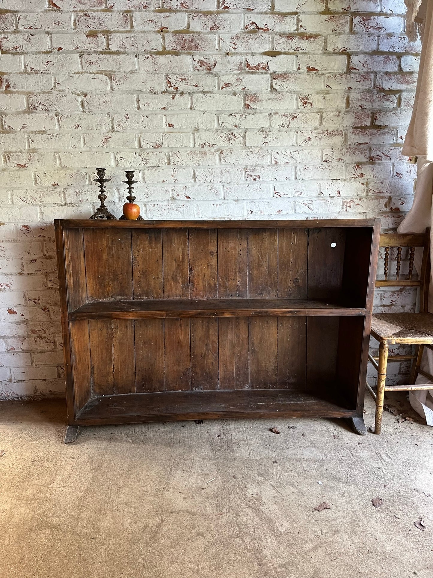 Rare early 18th-century concave pine open bookshelves or bookcase.