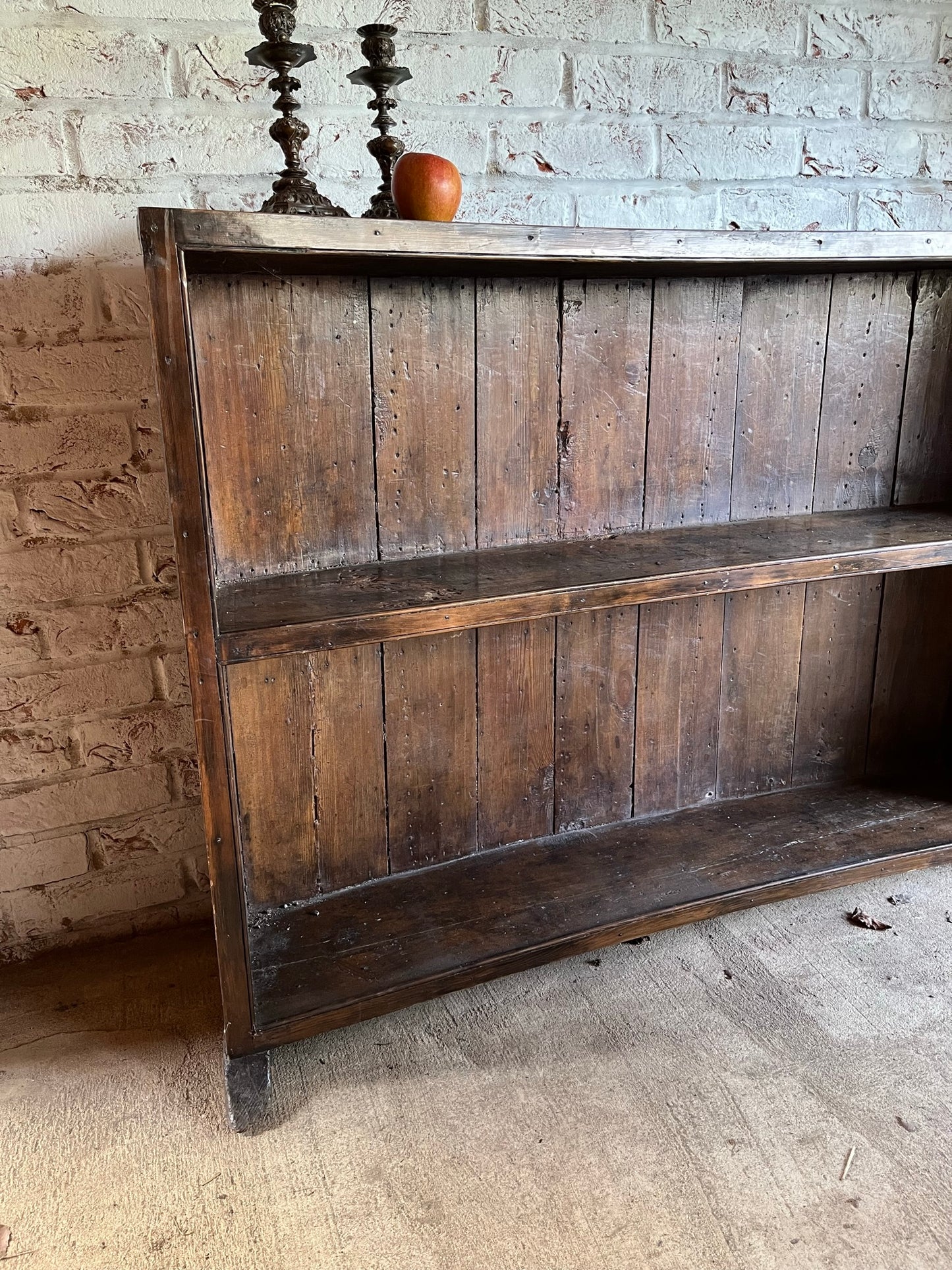 Rare early 18th-century concave pine open bookshelves or bookcase.