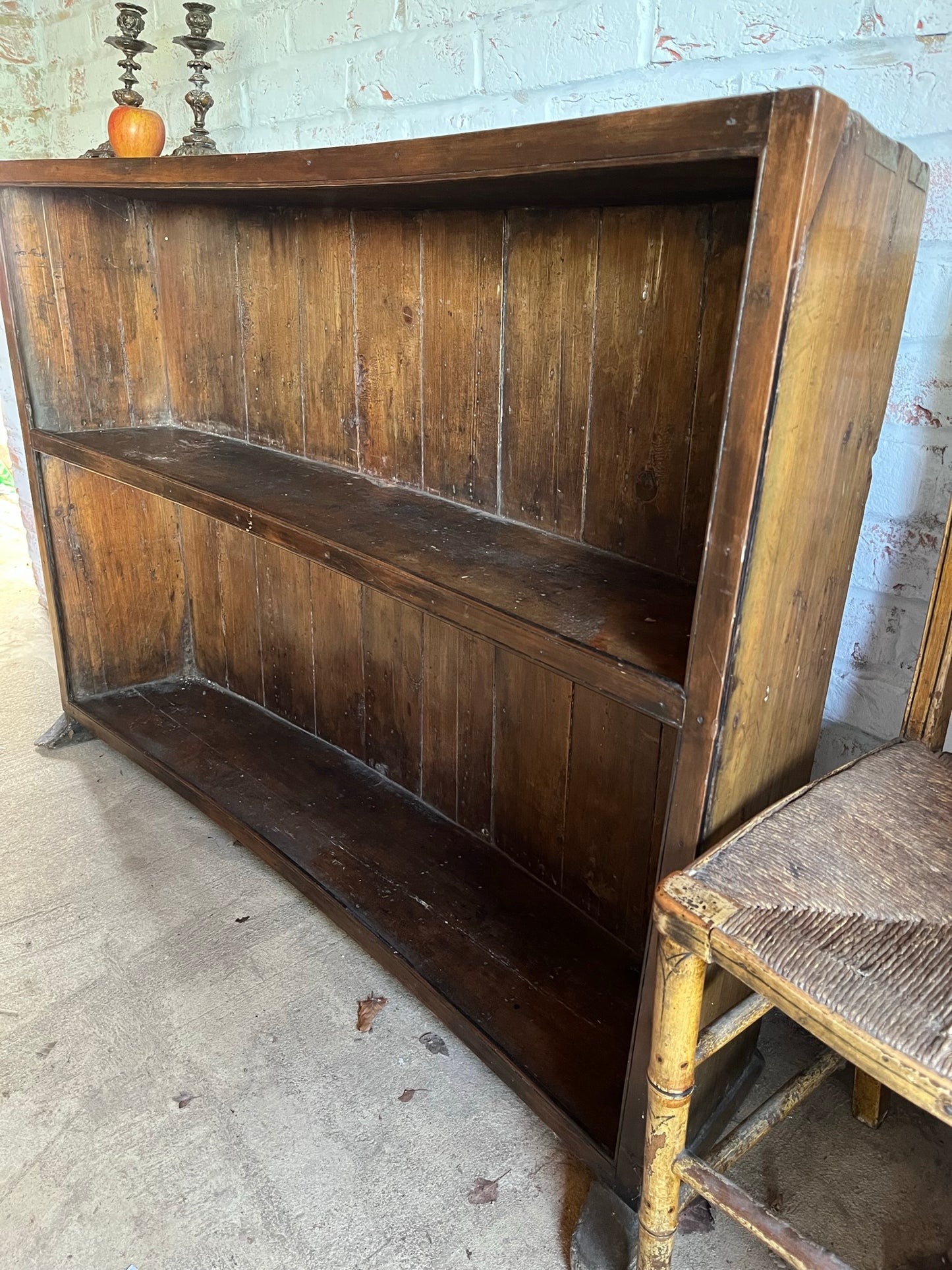 Rare early 18th-century concave pine open bookshelves or bookcase.