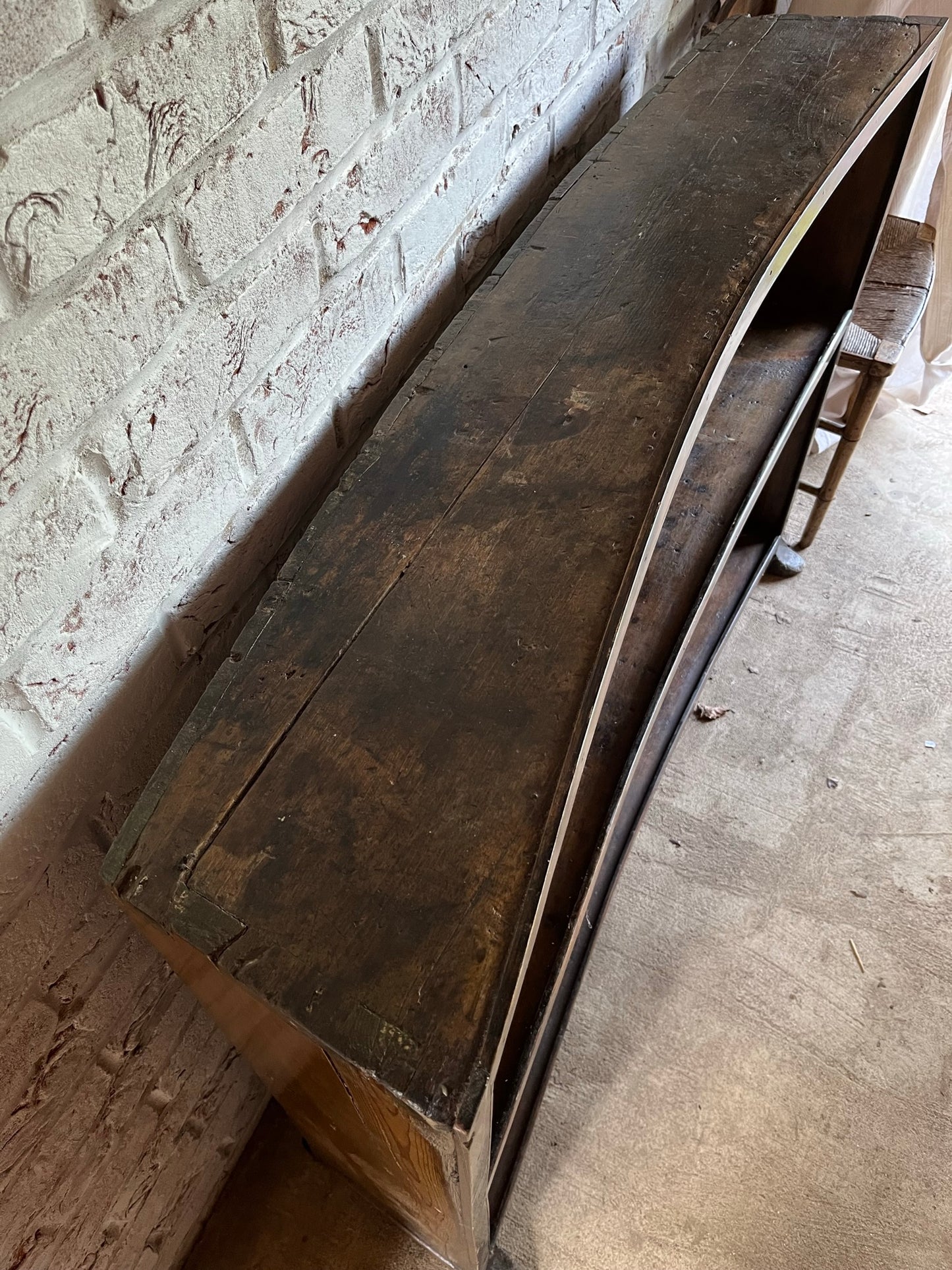 Rare early 18th-century concave pine open bookshelves or bookcase.