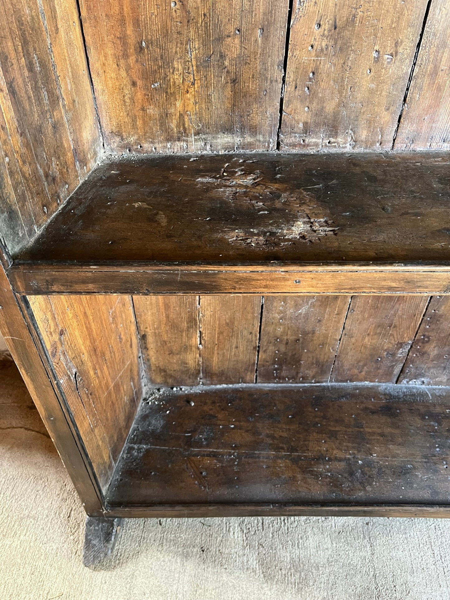 Rare early 18th-century concave pine open bookshelves or bookcase.