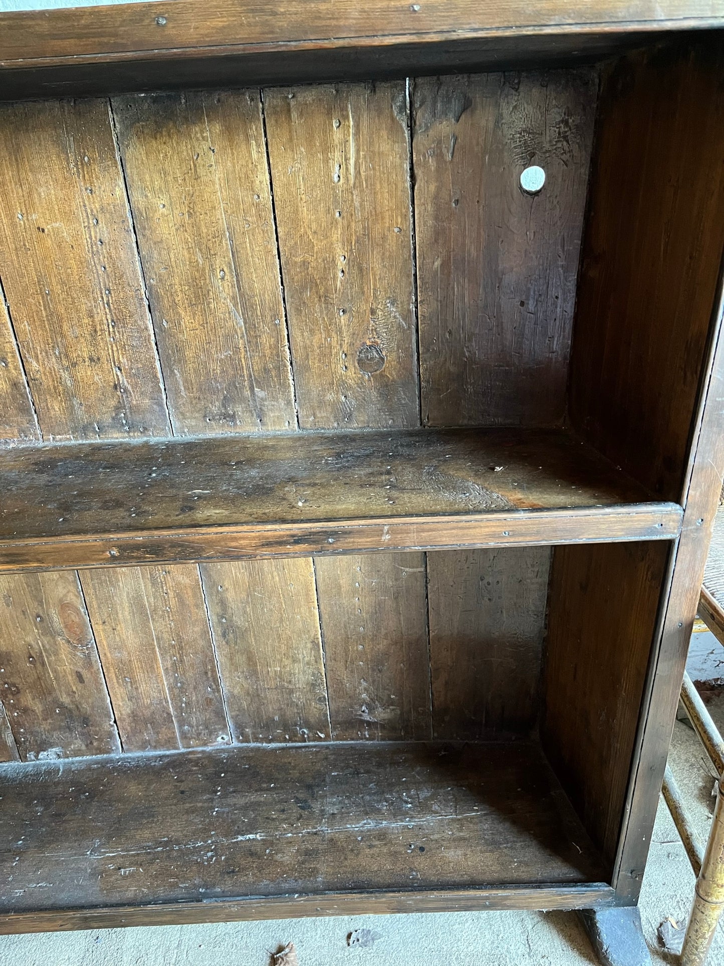 Rare early 18th-century concave pine open bookshelves or bookcase.