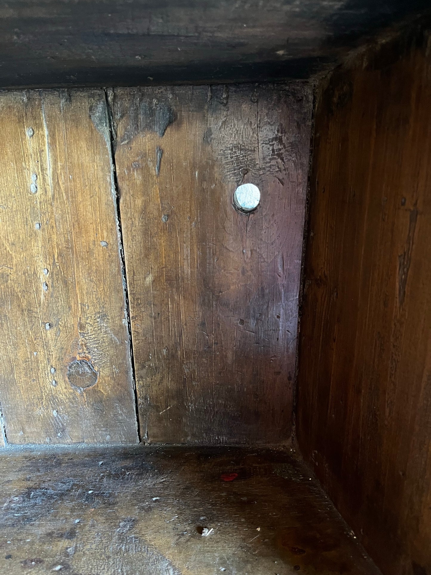 Rare early 18th-century concave pine open bookshelves or bookcase.