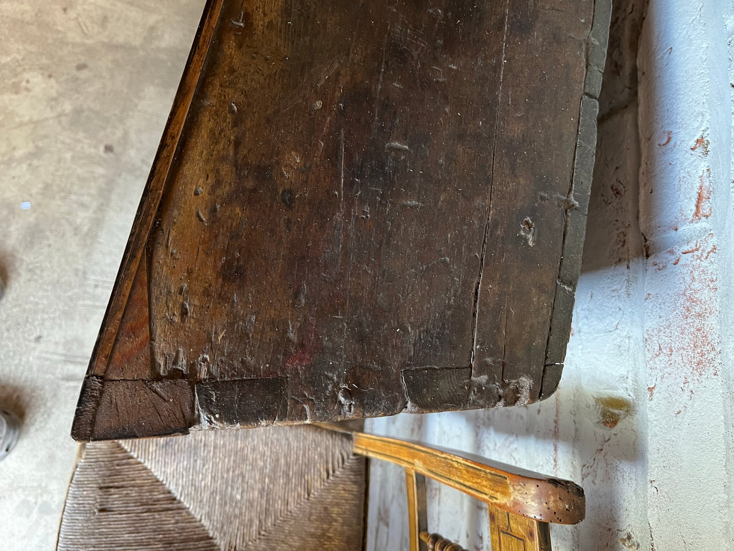 Rare early 18th-century concave pine open bookshelves or bookcase.