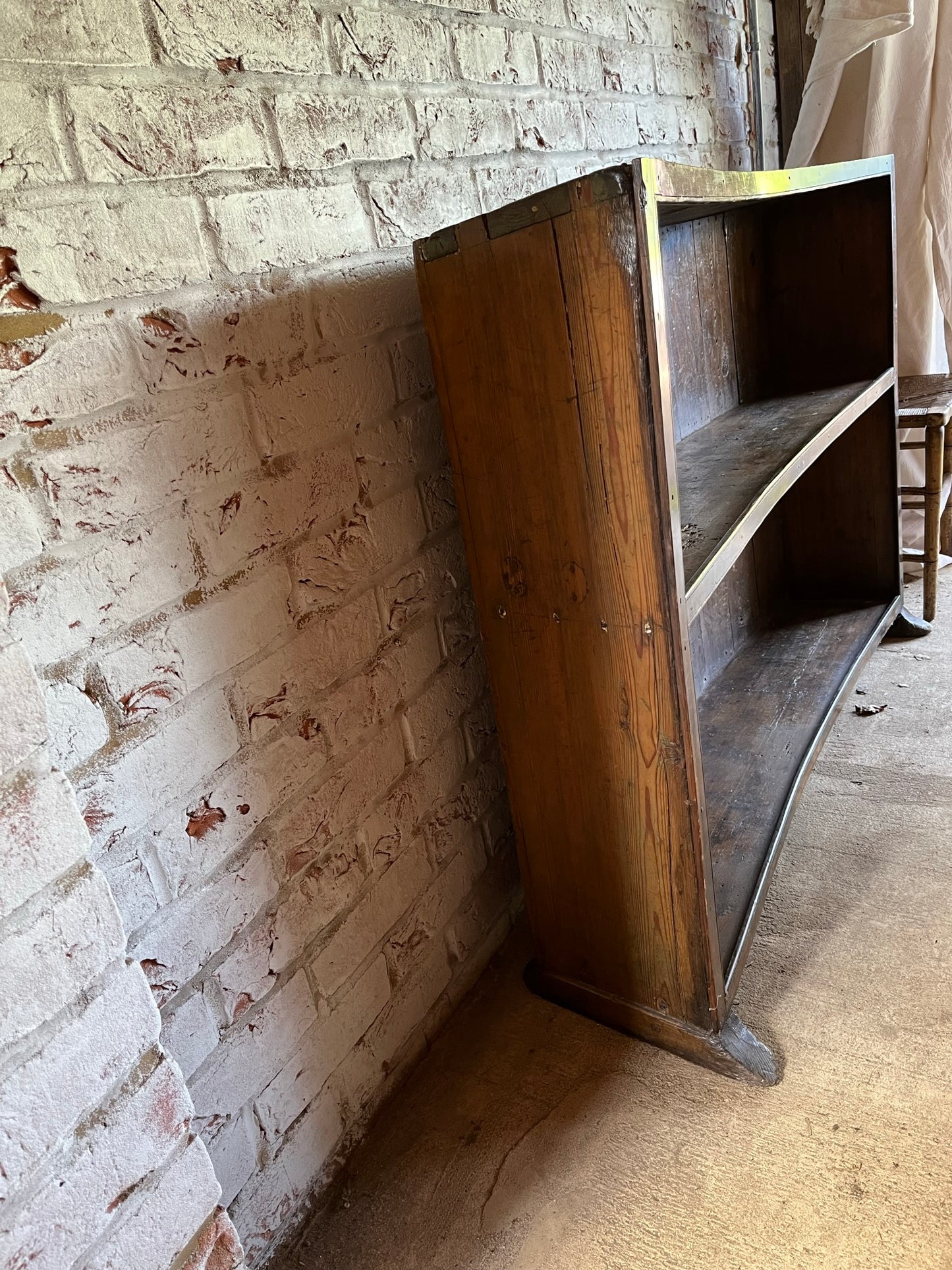 Rare early 18th-century concave pine open bookshelves or bookcase.