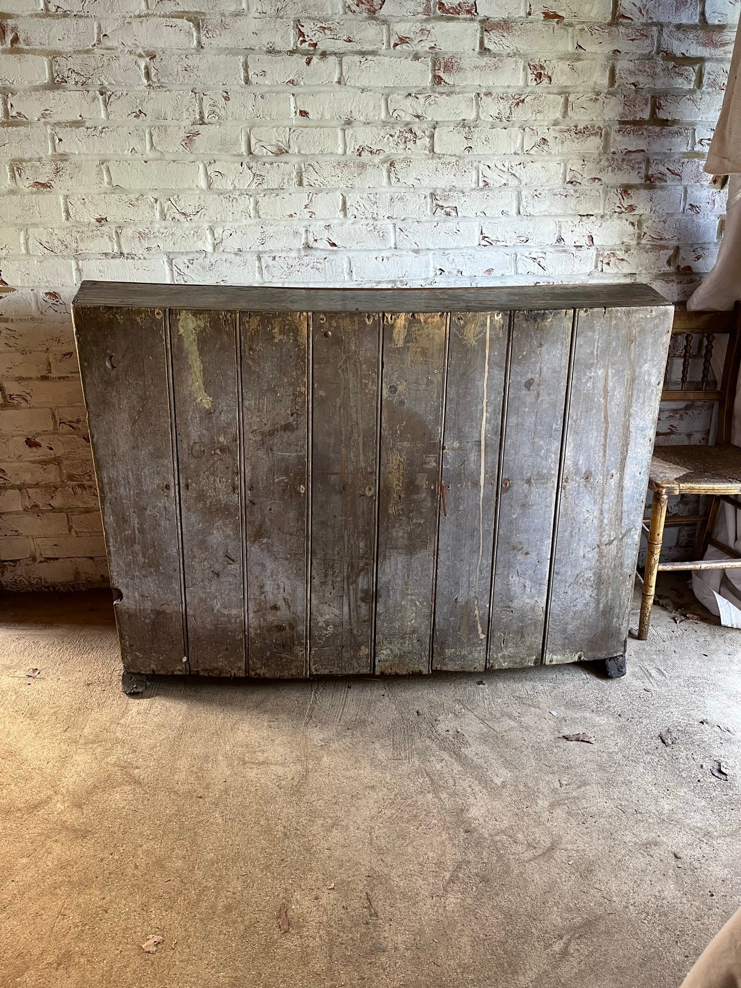 Rare early 18th-century concave pine open bookshelves or bookcase.