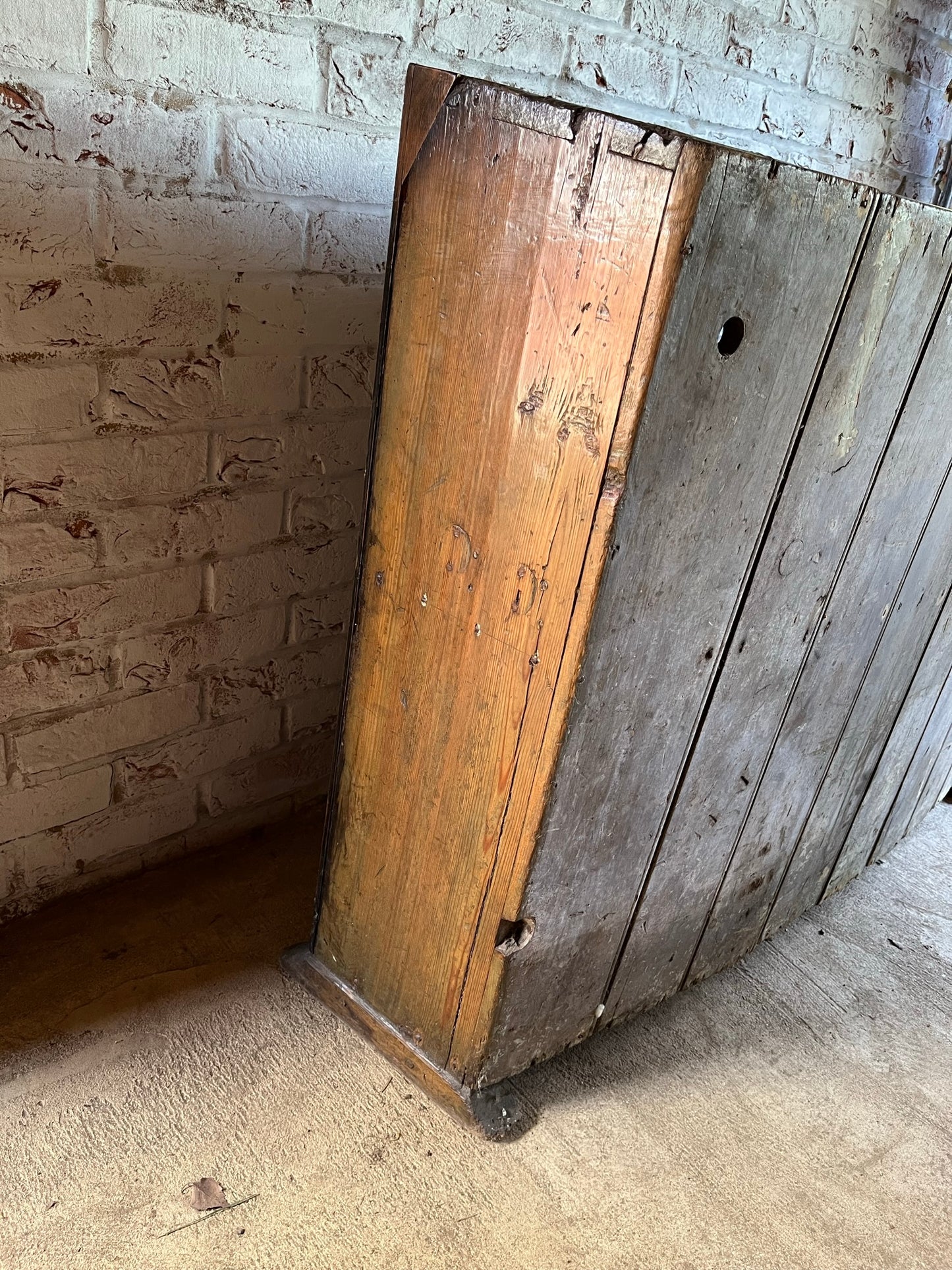 Rare early 18th-century concave pine open bookshelves or bookcase.