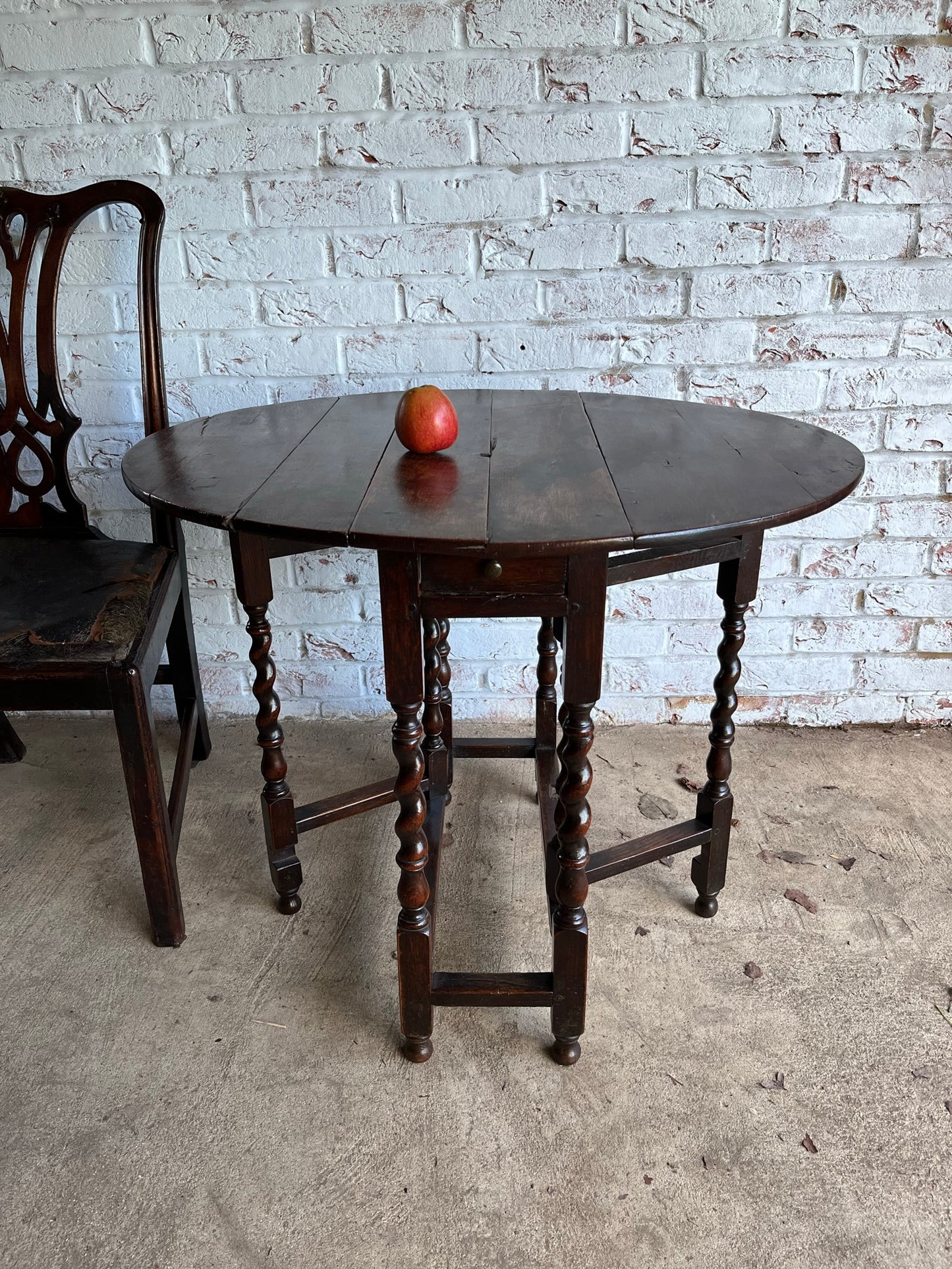 Small 18th century Georgian oak gateleg table.