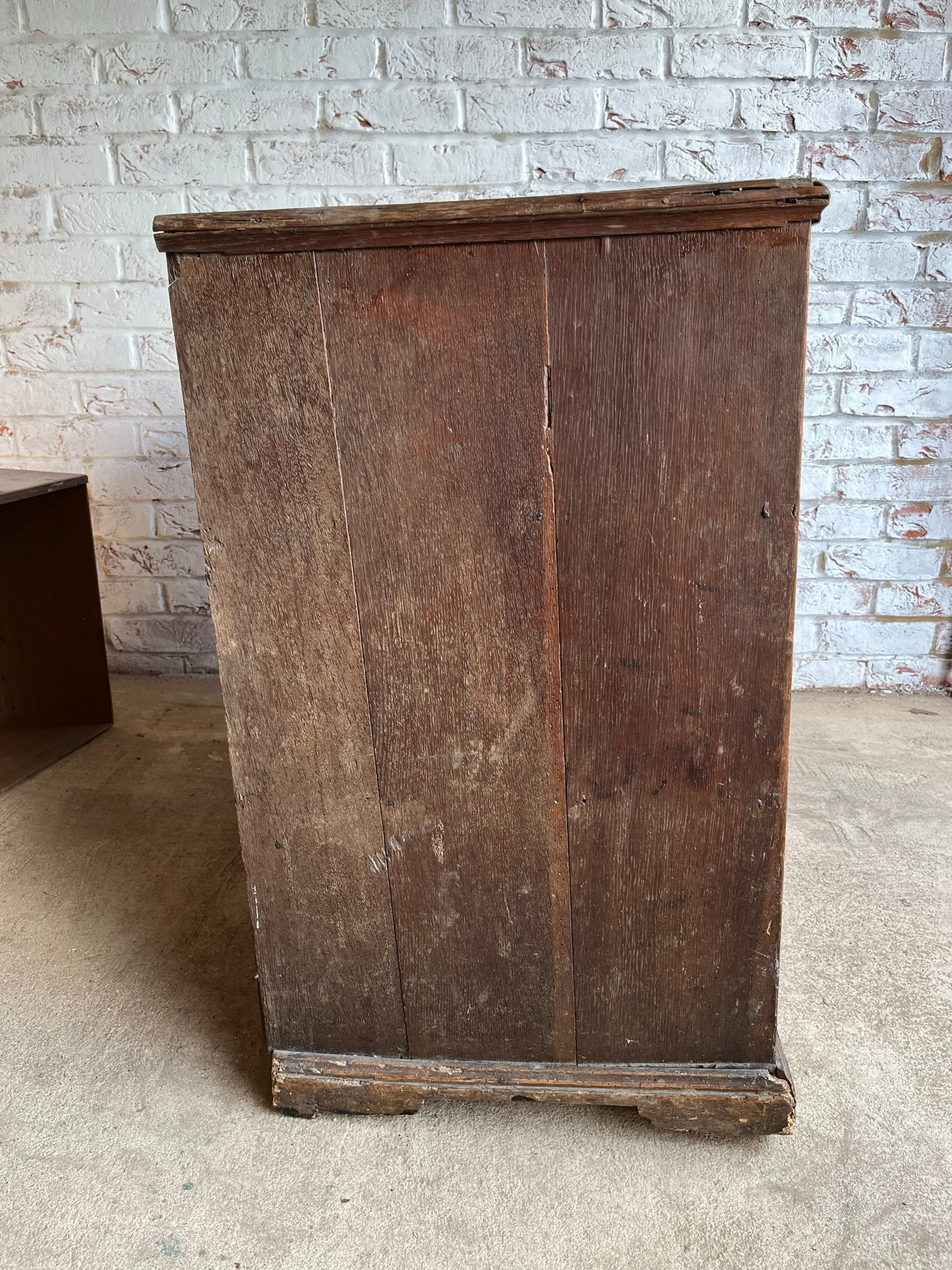 Small Georgian oak chest of drawers.