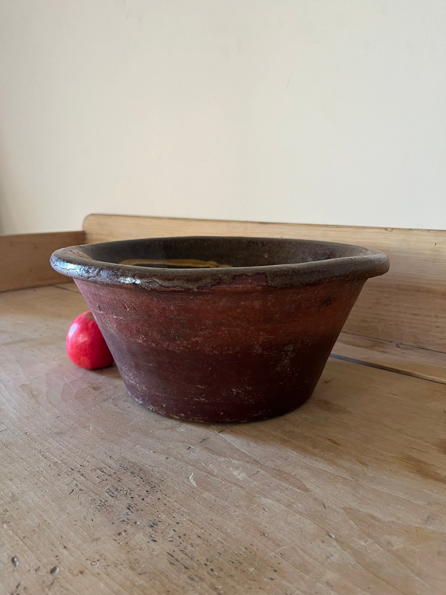 Large 19th century 'Coalisland' slipware dairy bowl.