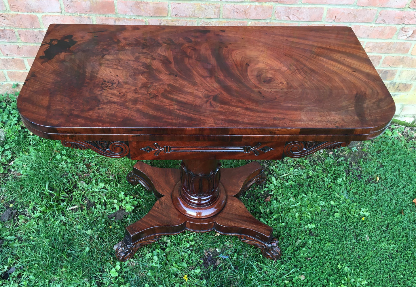 Fine William IV tea table with stunning veneer.