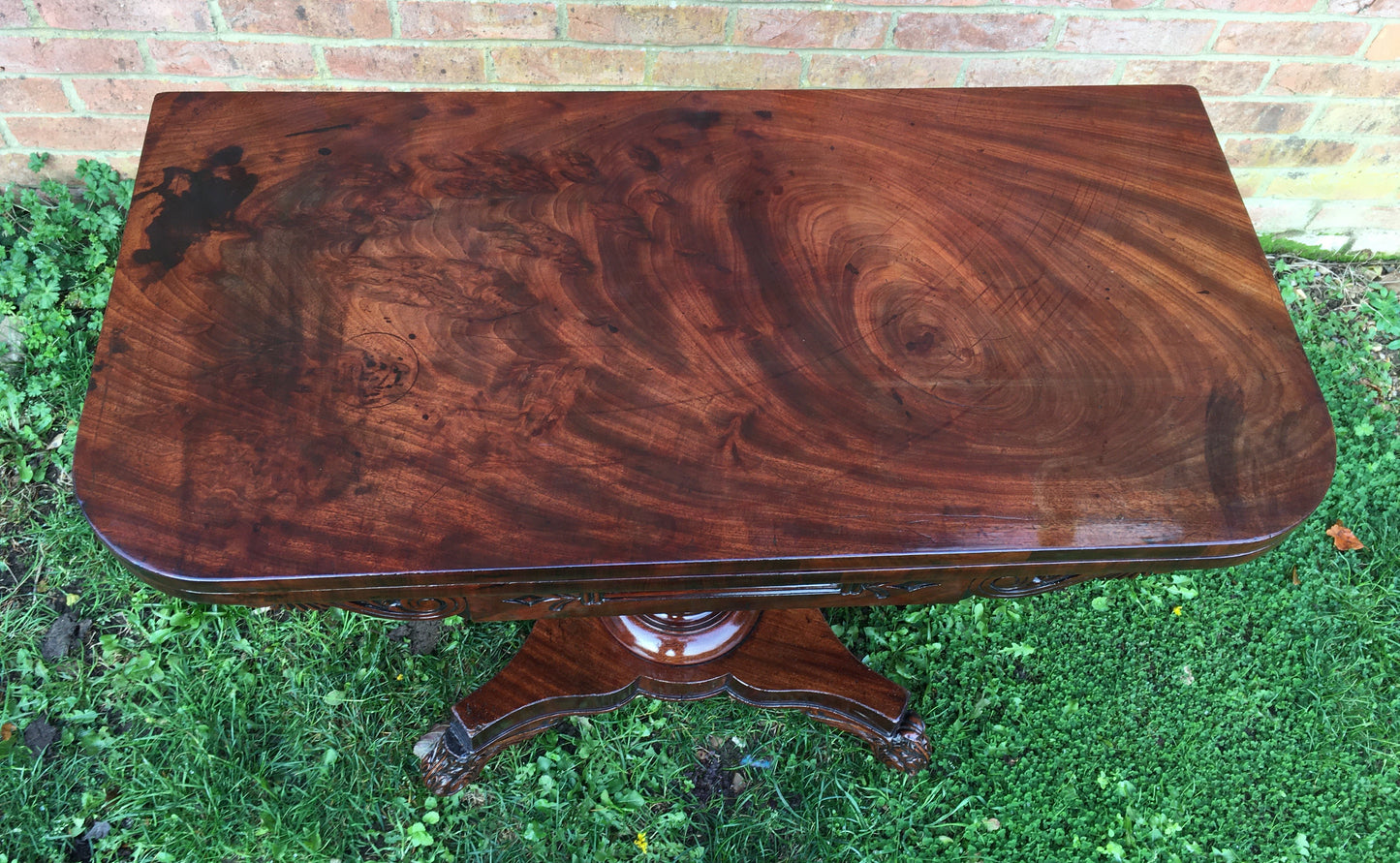 Fine William IV tea table with stunning veneer.