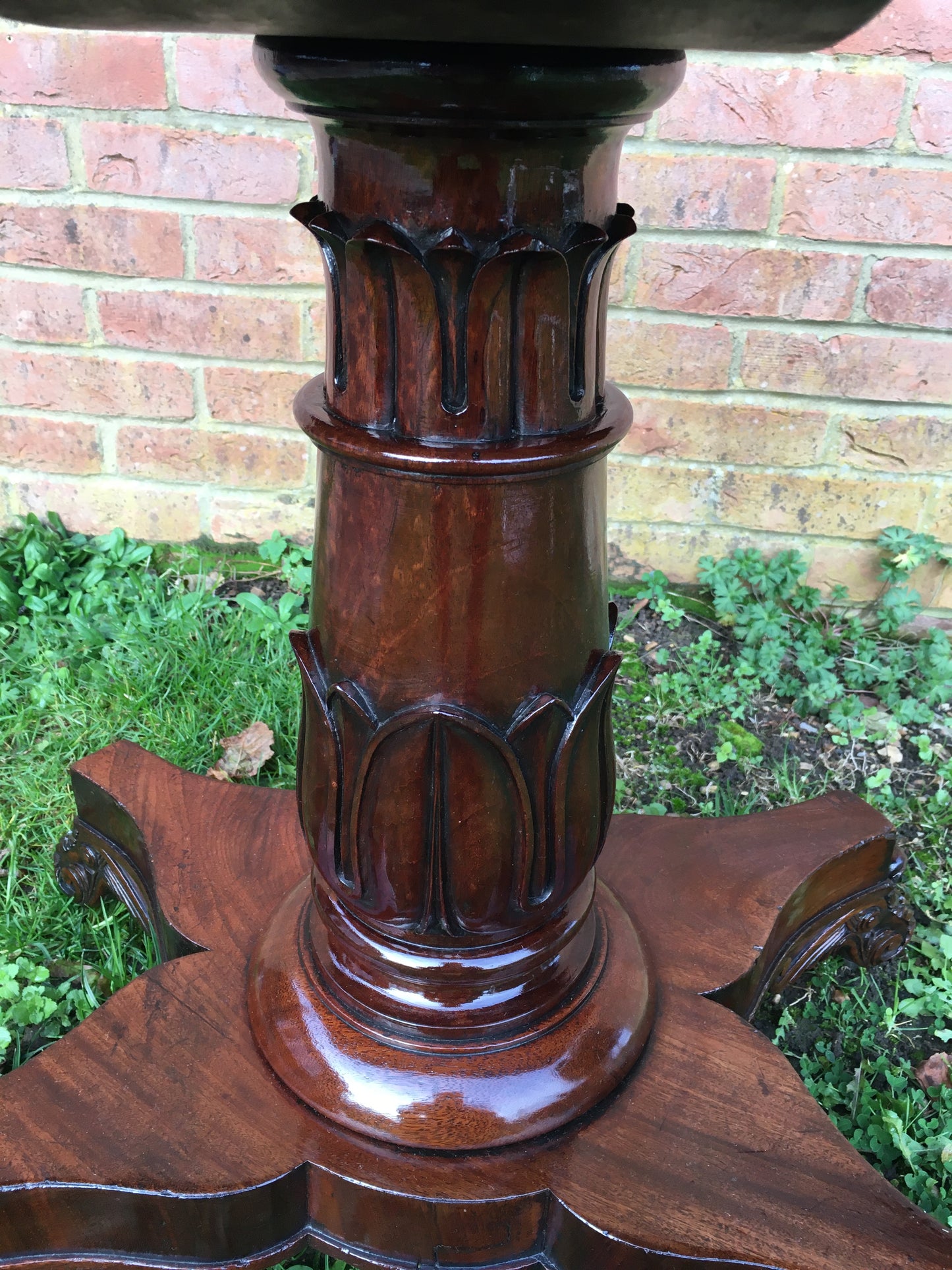 Fine William IV tea table with stunning veneer.
