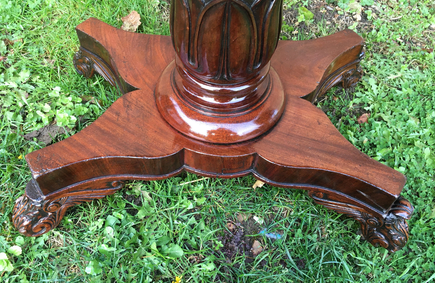 Fine William IV tea table with stunning veneer.