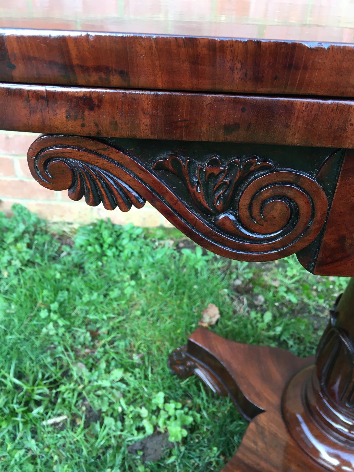 Fine William IV tea table with stunning veneer.