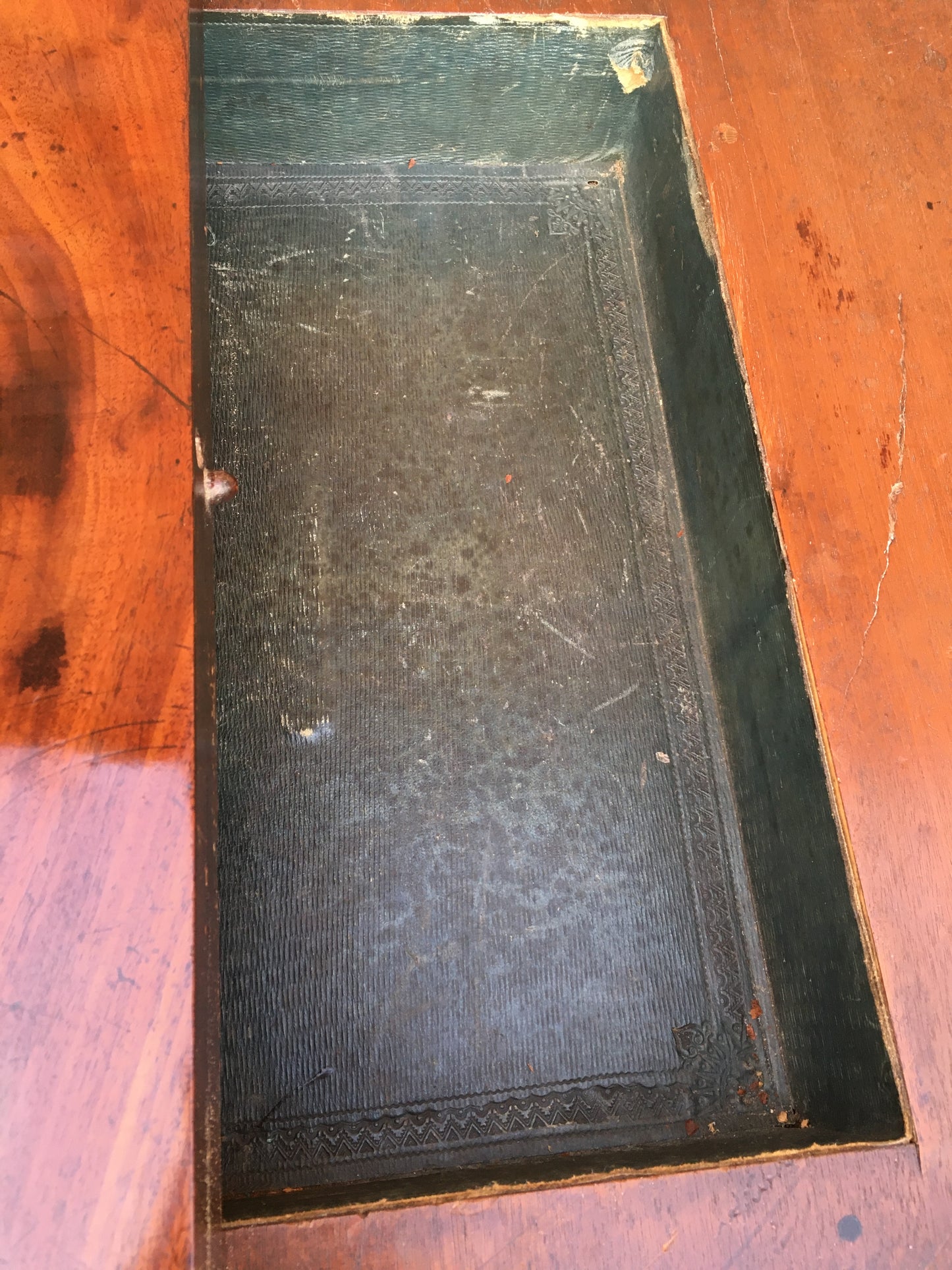 Fine William IV tea table with stunning veneer.