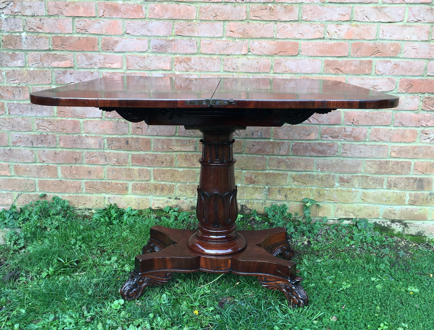 Fine William IV tea table with stunning veneer.