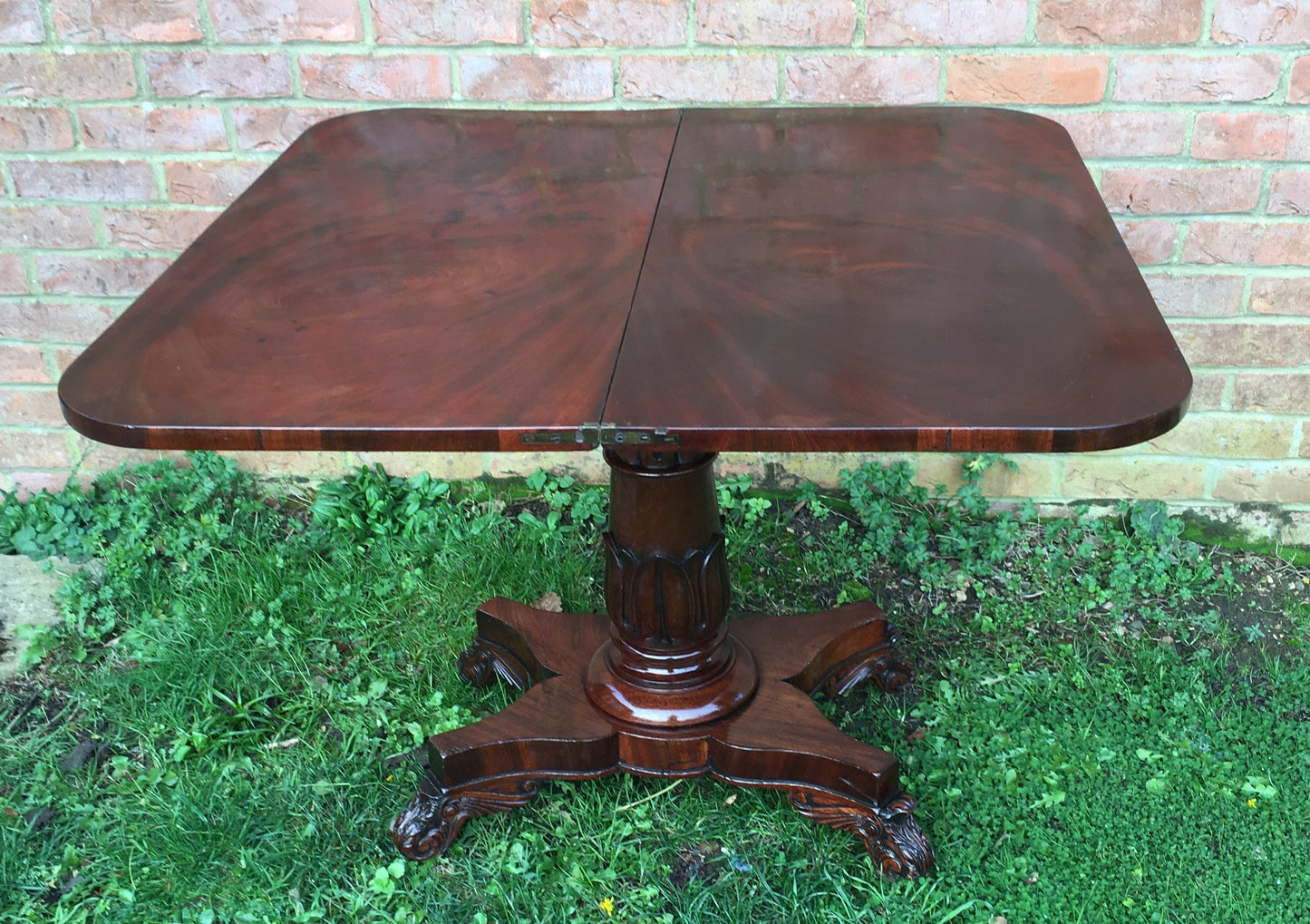 Fine William IV tea table with stunning veneer.