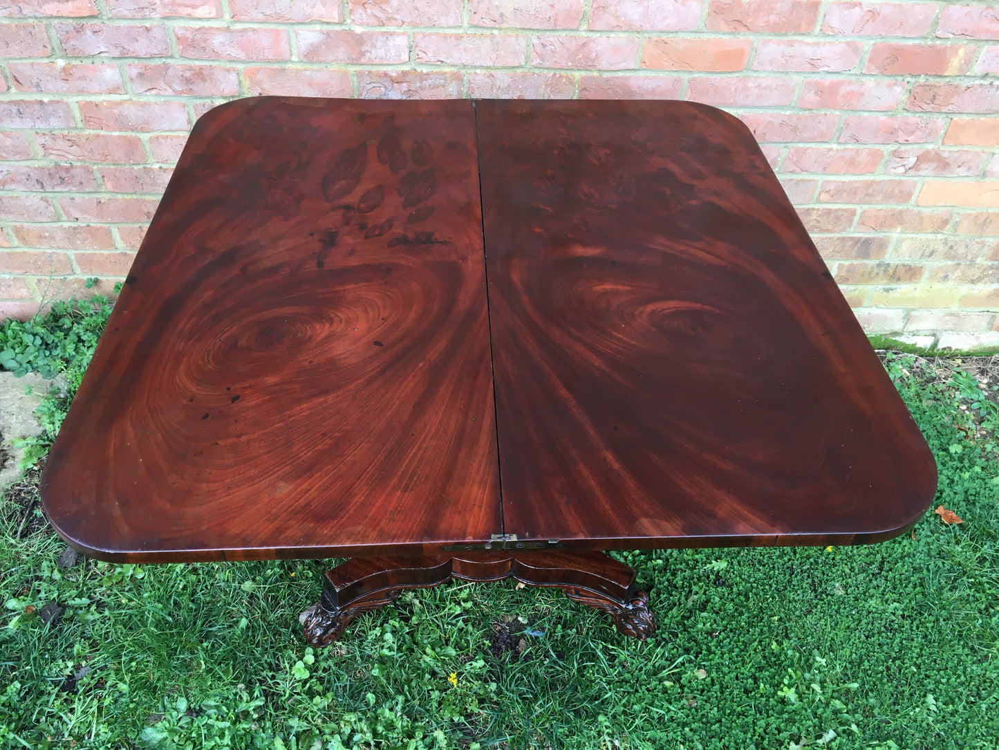 Fine William IV tea table with stunning veneer.