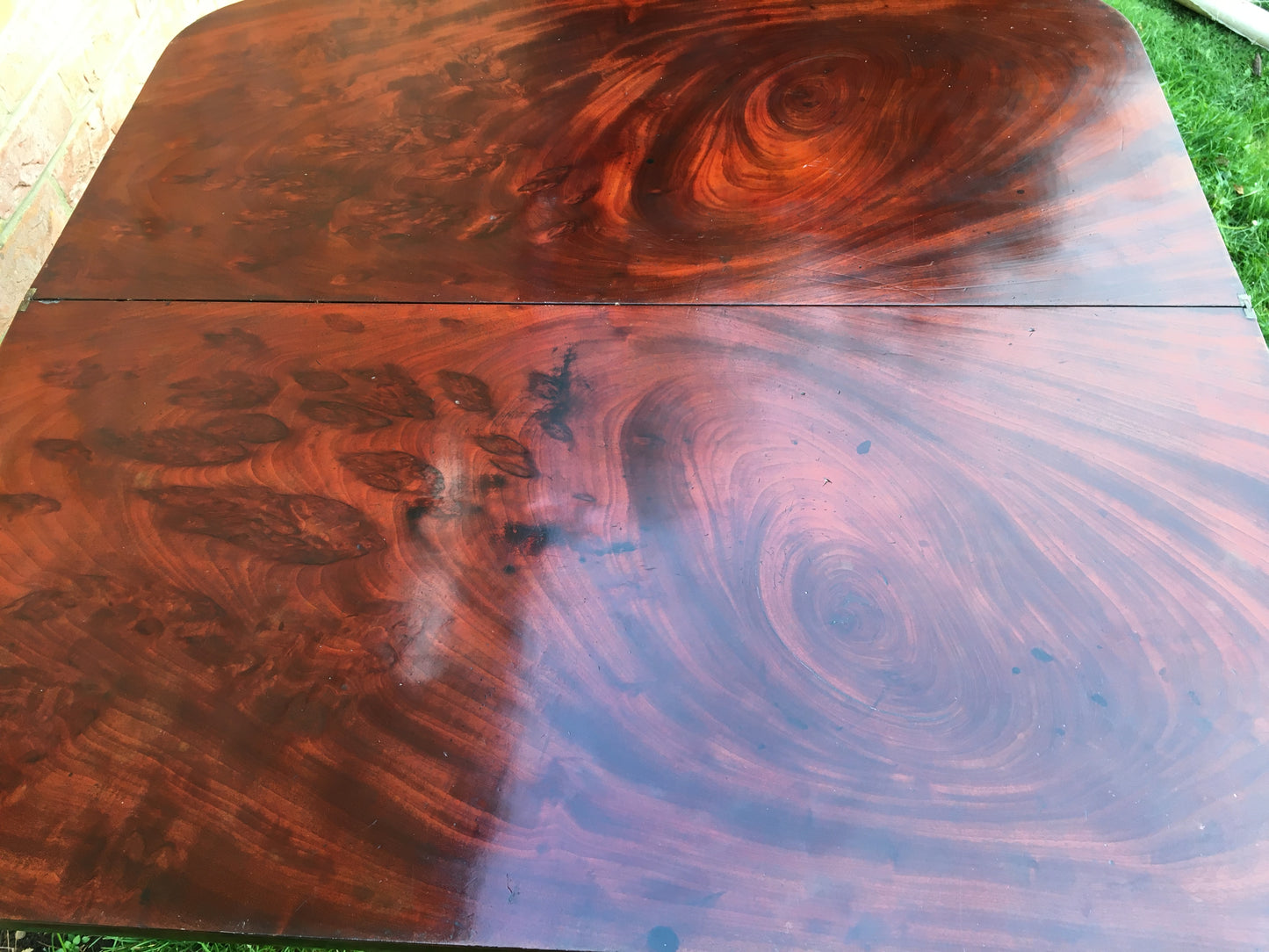 Fine William IV tea table with stunning veneer.