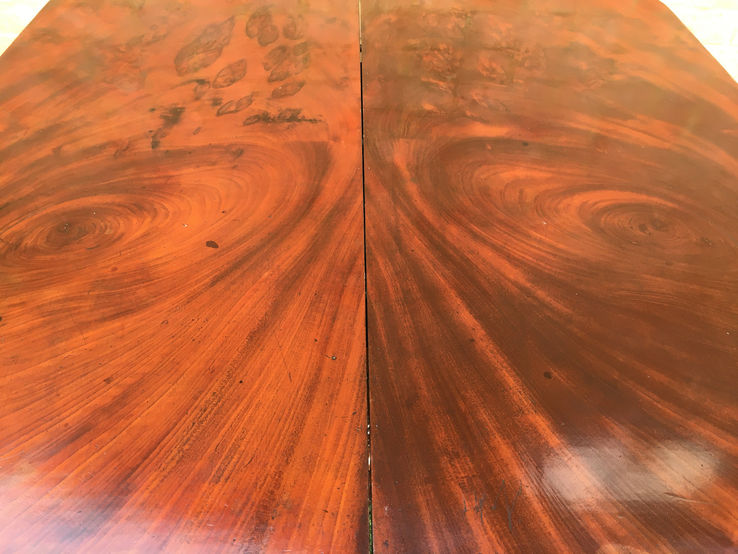 Fine William IV tea table with stunning veneer.