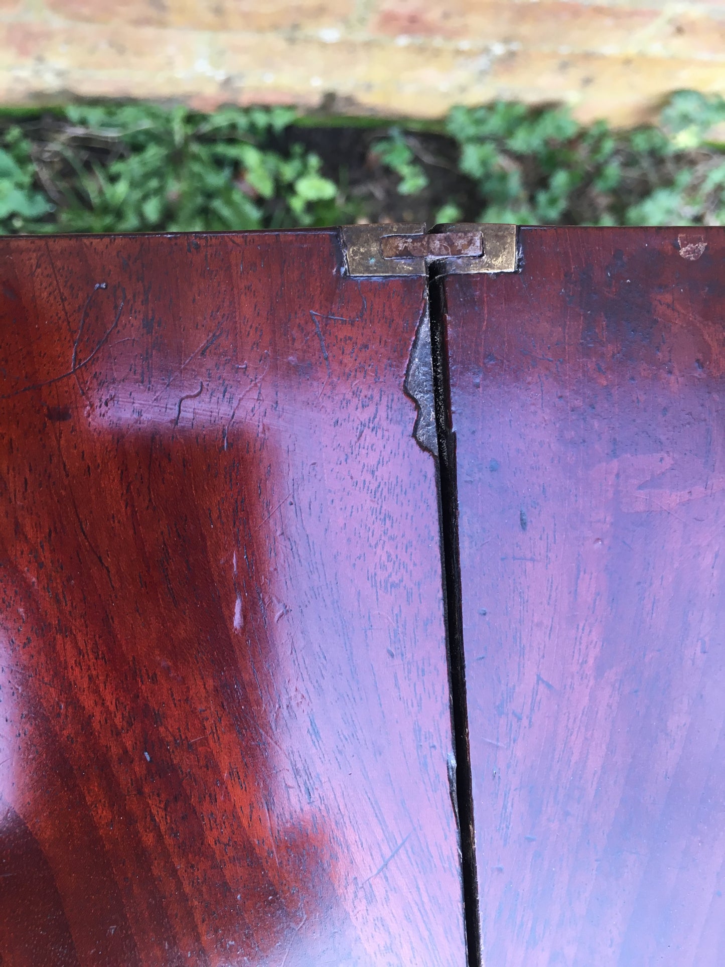 Fine William IV tea table with stunning veneer.