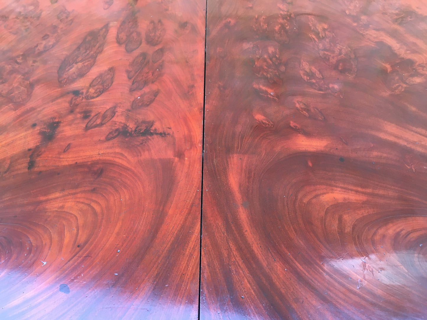 Fine William IV tea table with stunning veneer.