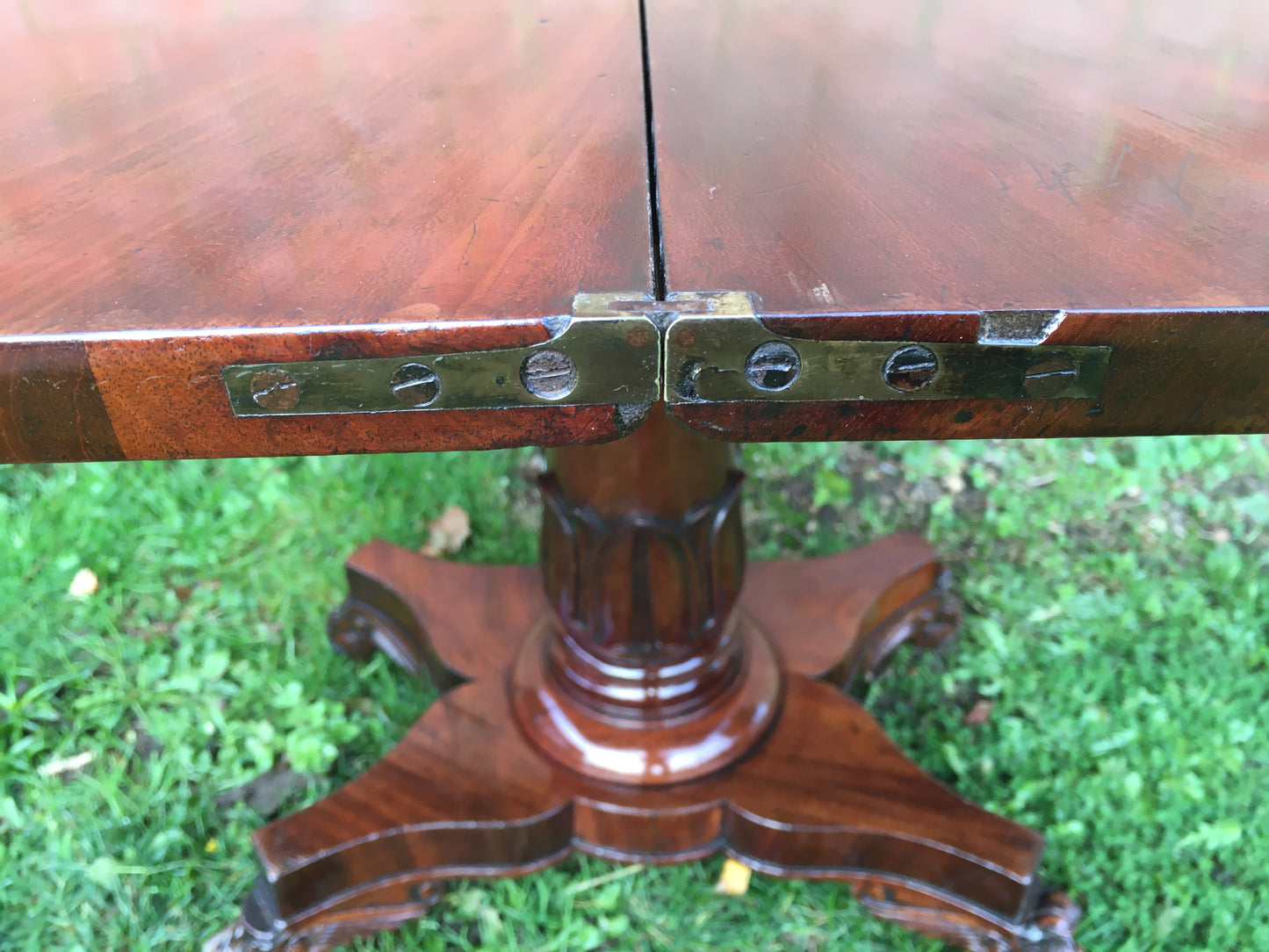 Fine William IV tea table with stunning veneer.