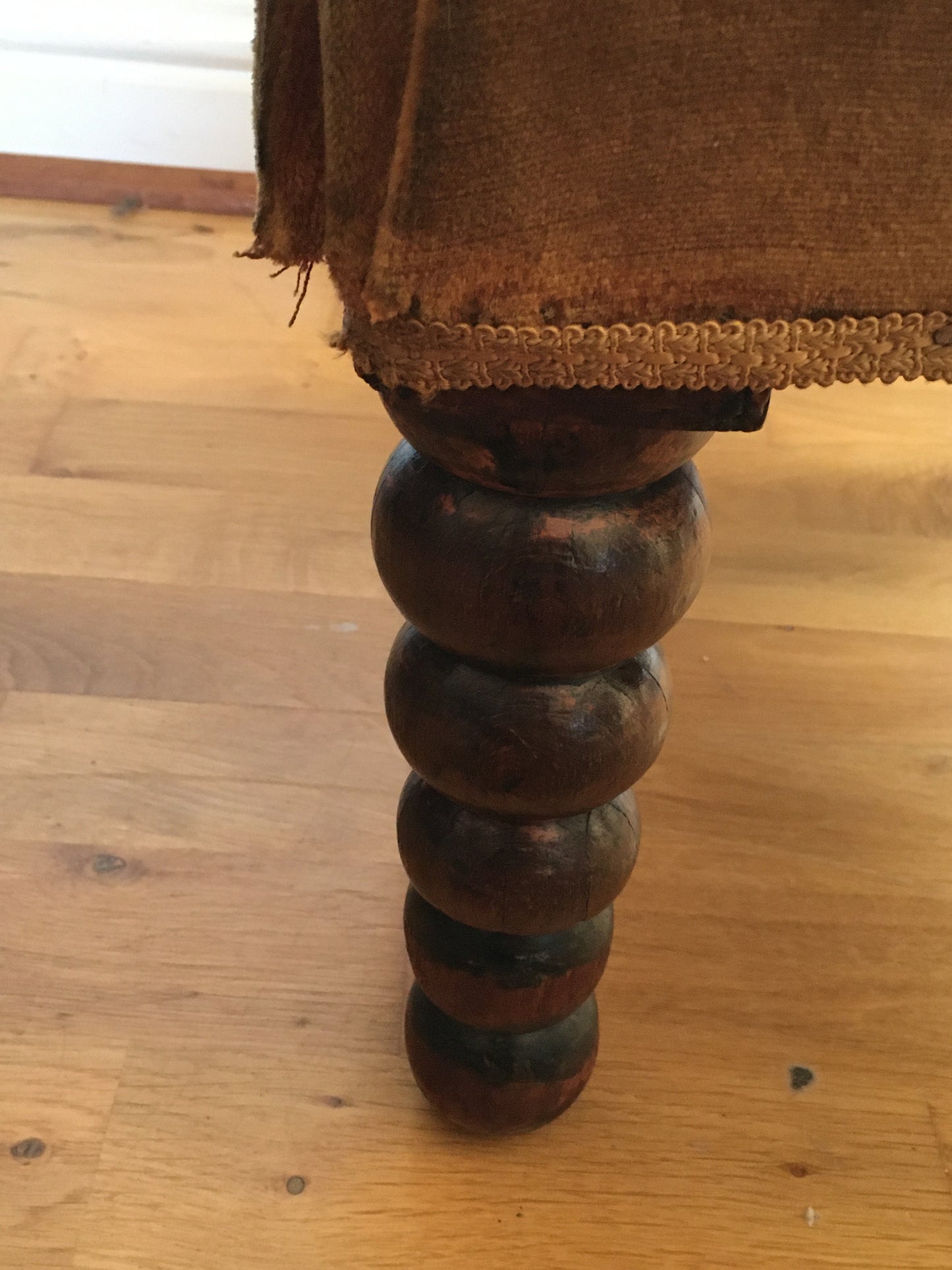 Mid-19th century prie dieu / bedroom chair with bobbin legs.