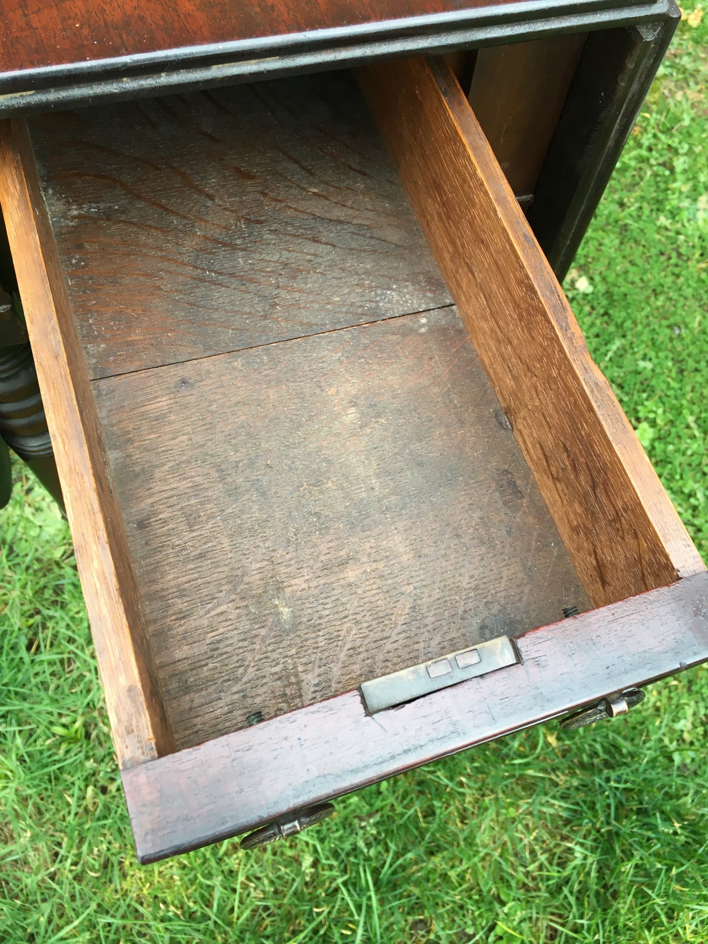 Late Georgian (or early William IV) mahogany double gate leg pembroke table.
