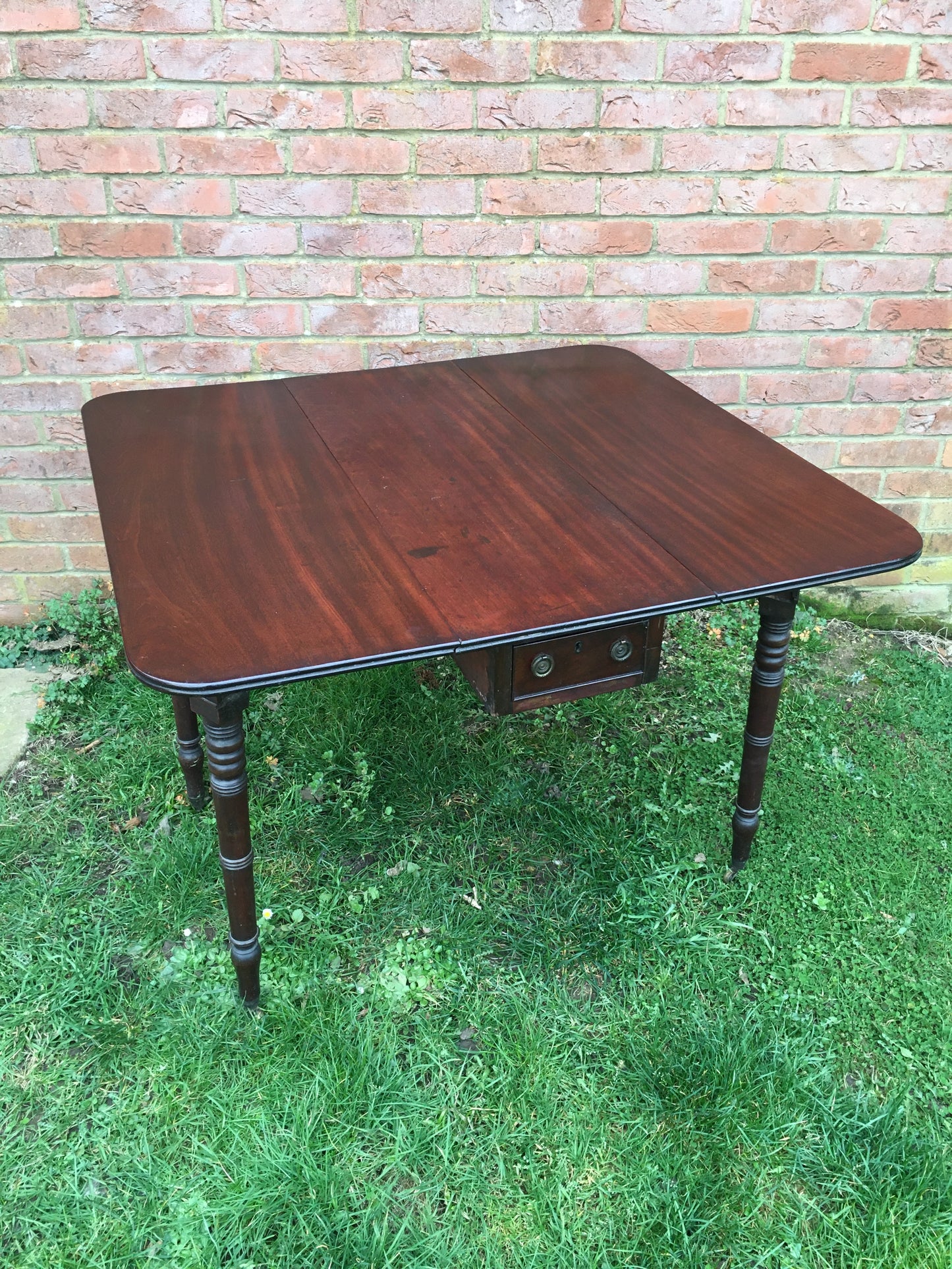 Late Georgian (or early William IV) mahogany double gate leg pembroke table.