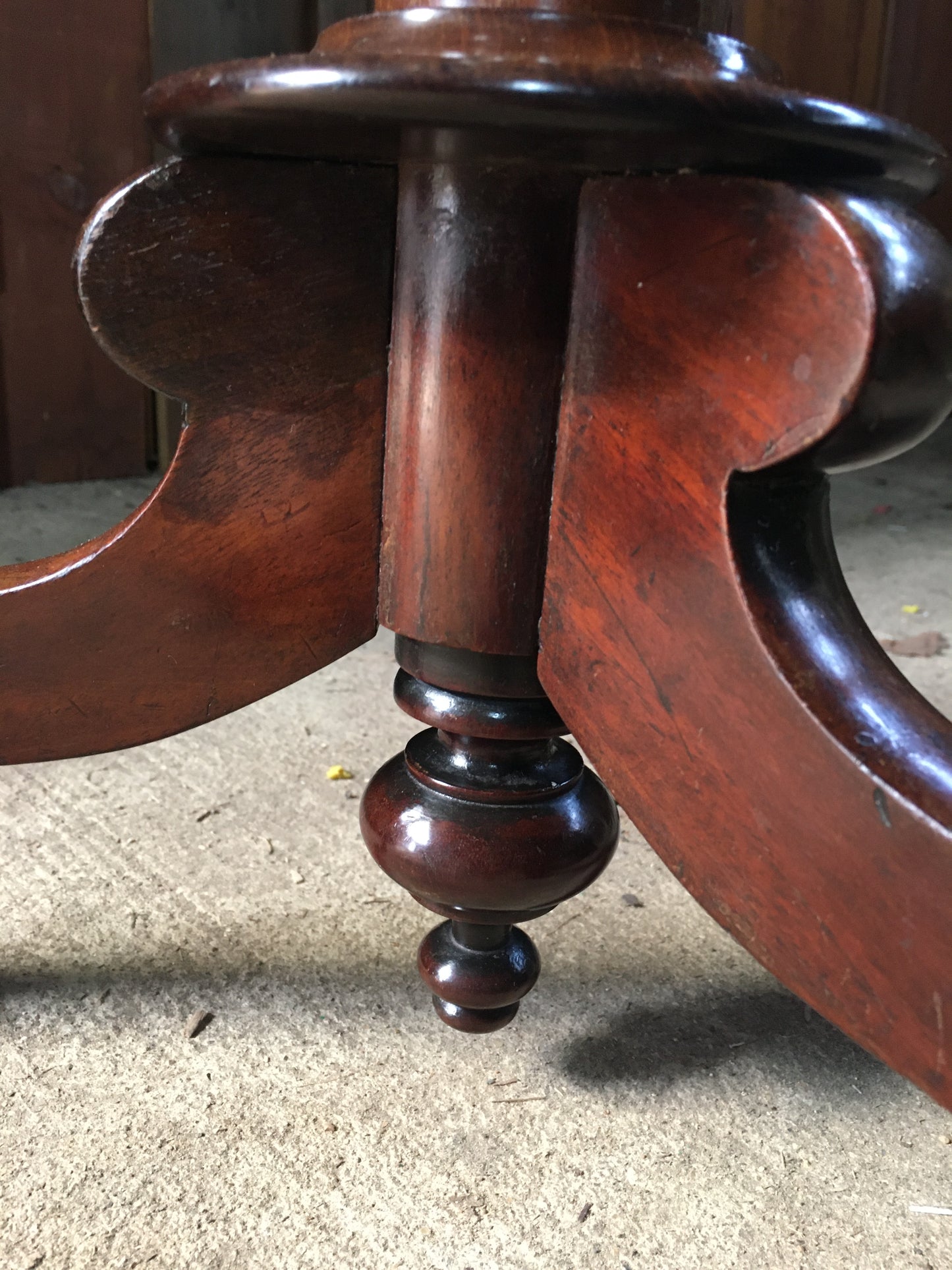 Elegant mahogany wine or tripod table.