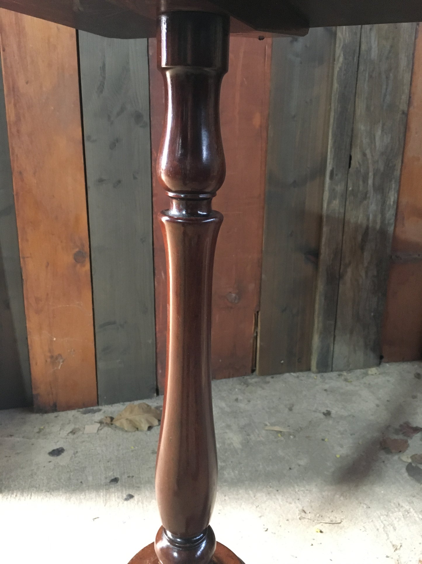 Elegant mahogany wine or tripod table.