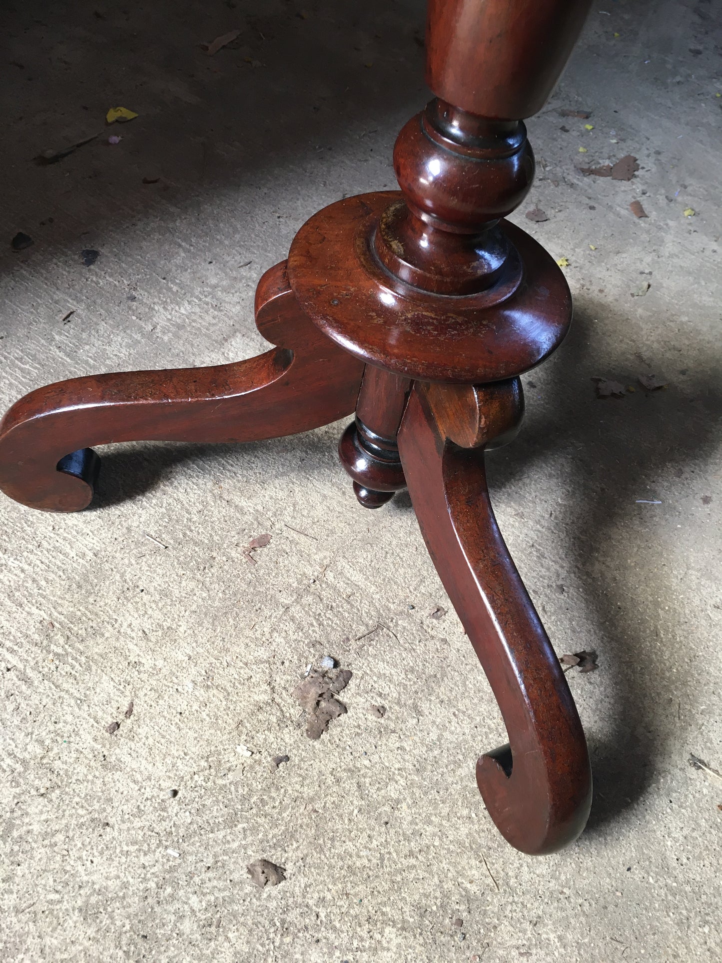 Elegant mahogany wine or tripod table.