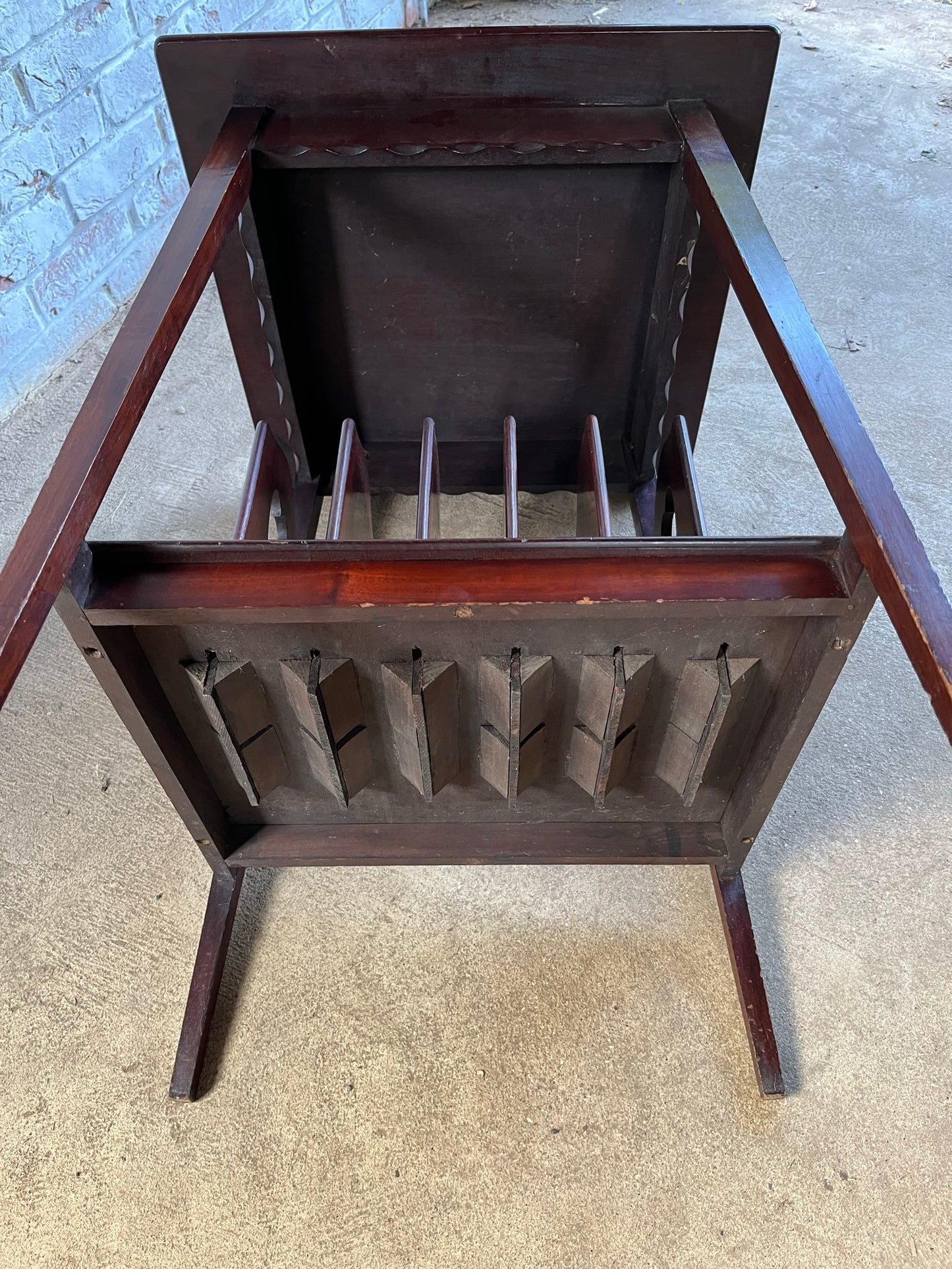 Fine Liberty & Co, London, style arts and crafts mahogany table.