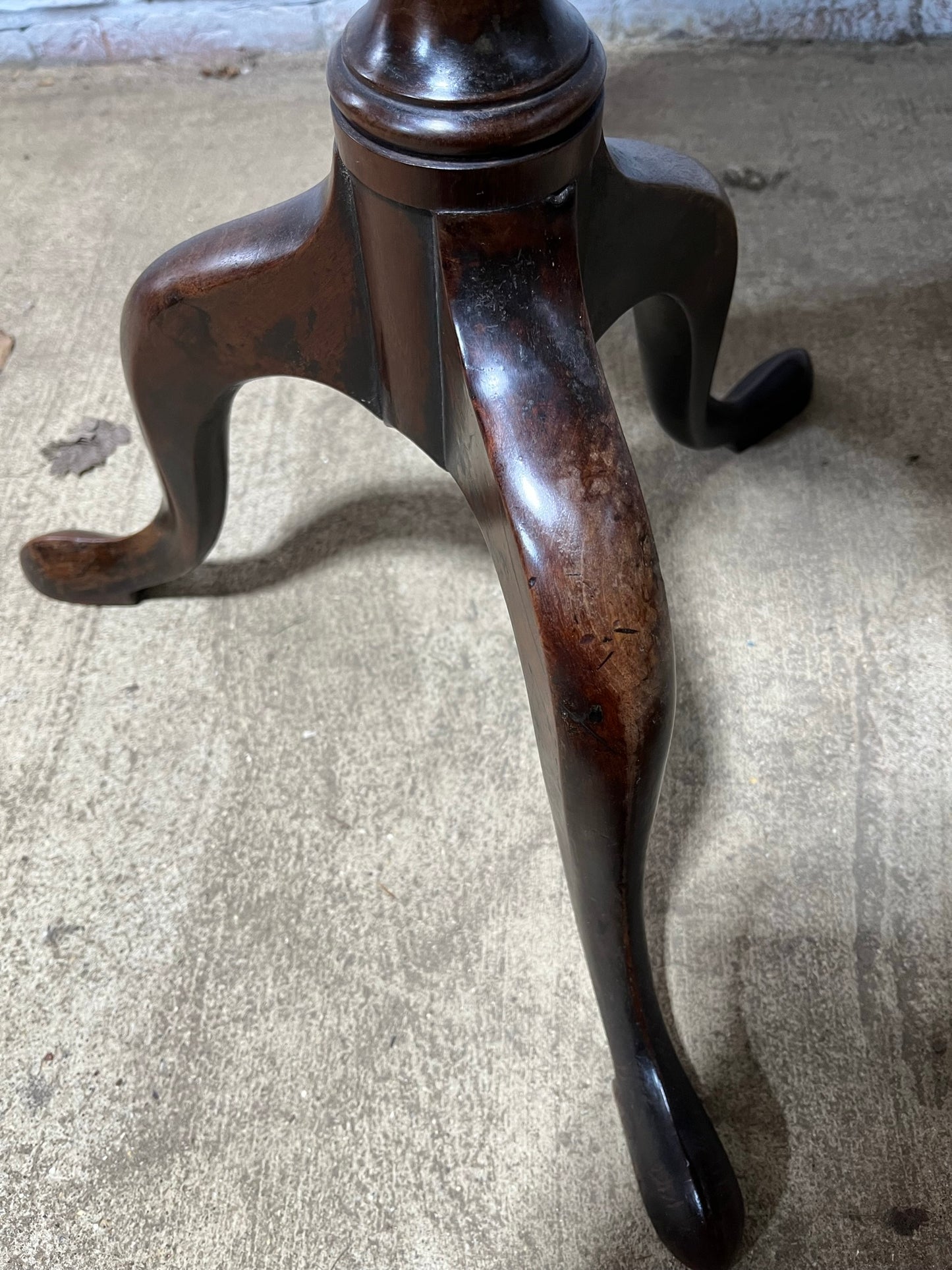 Georgian wine table / lamp table/ tripod table.