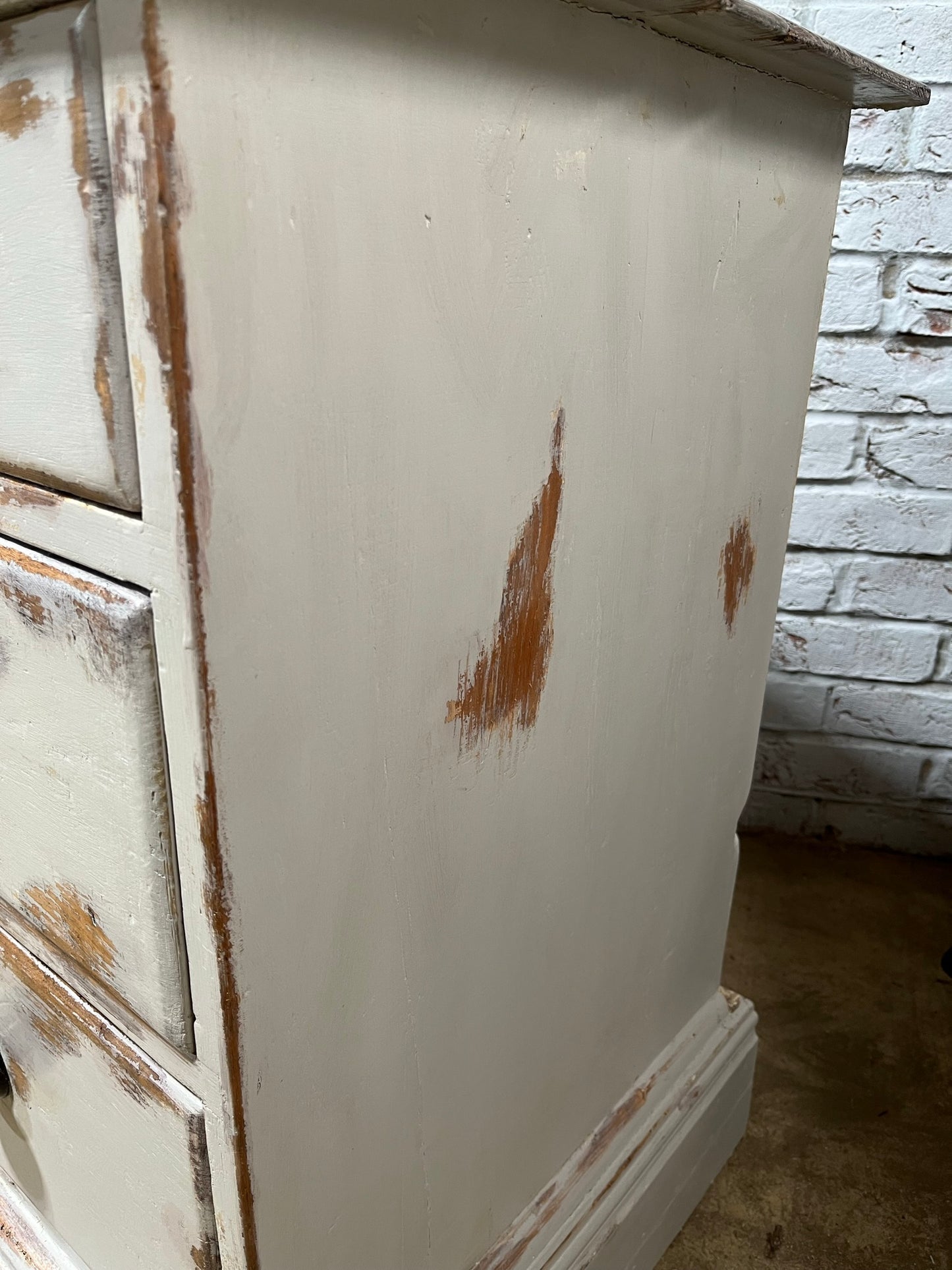 Rustic late 19th/early 20th century pine chest of drawers.