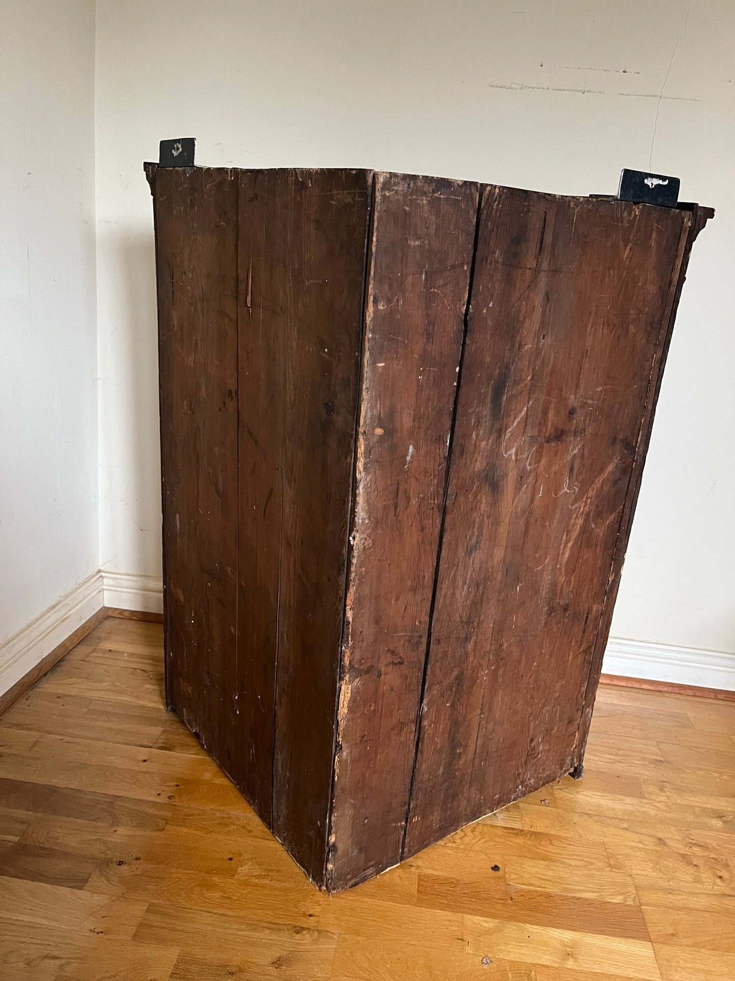 Georgian oak corner cupboard from country house, with provenance.