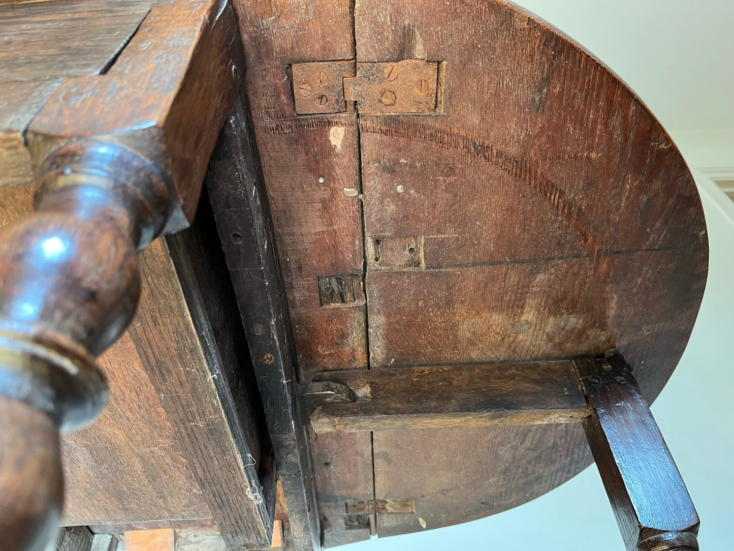 Interesting late 17th century / early 18th century oak drop-leaf table.