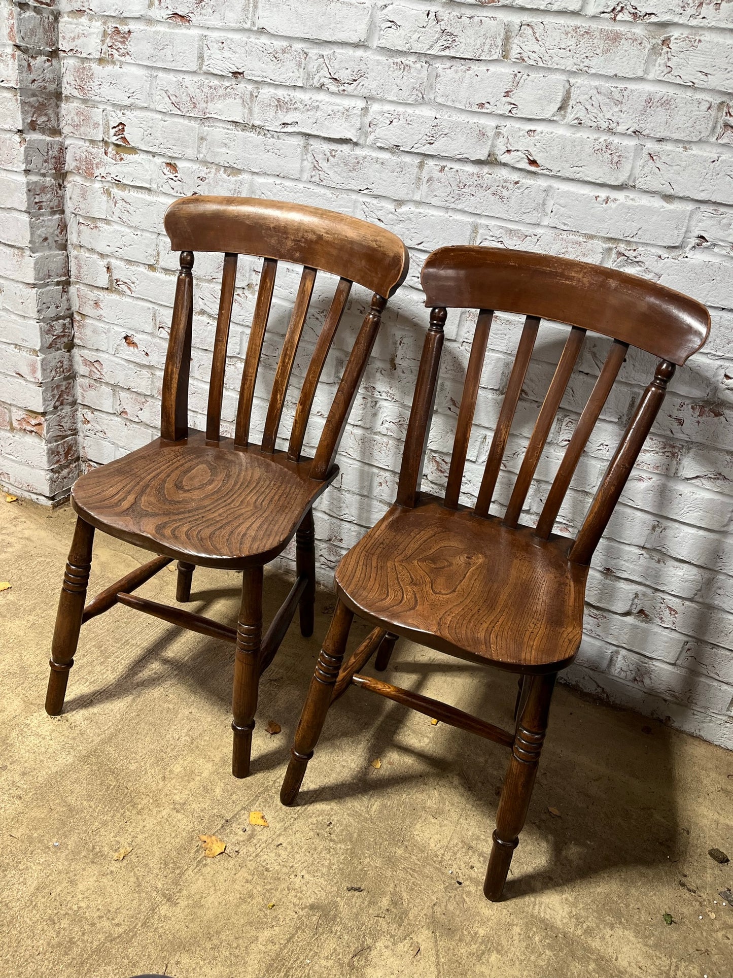 Pair of good Victorian elm Windsor lath back or slat back kitchen chairs.