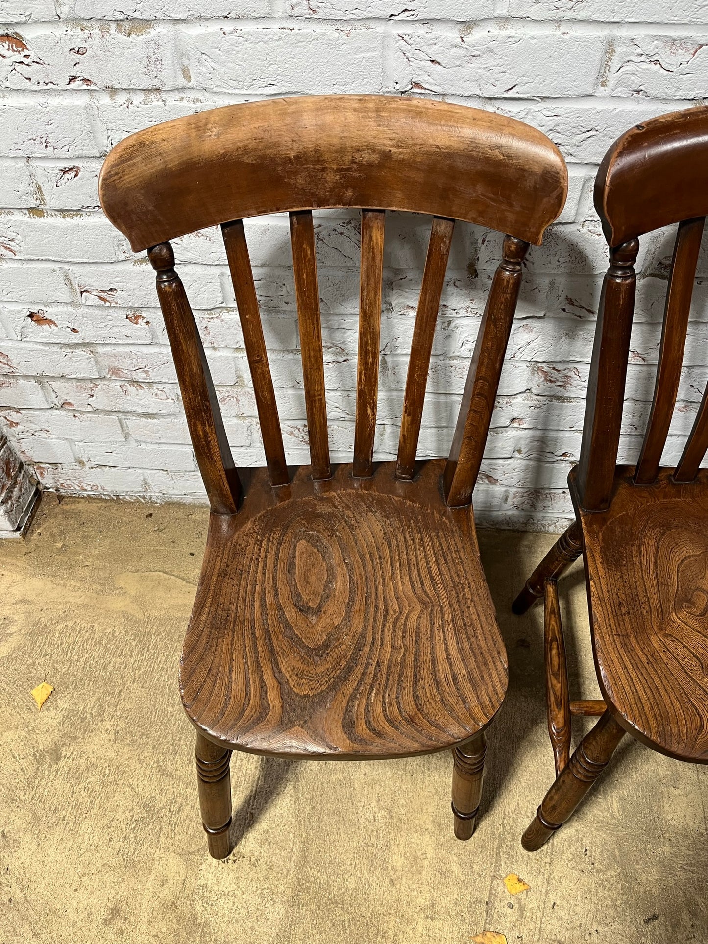 Pair of good Victorian elm Windsor lath back or slat back kitchen chairs.
