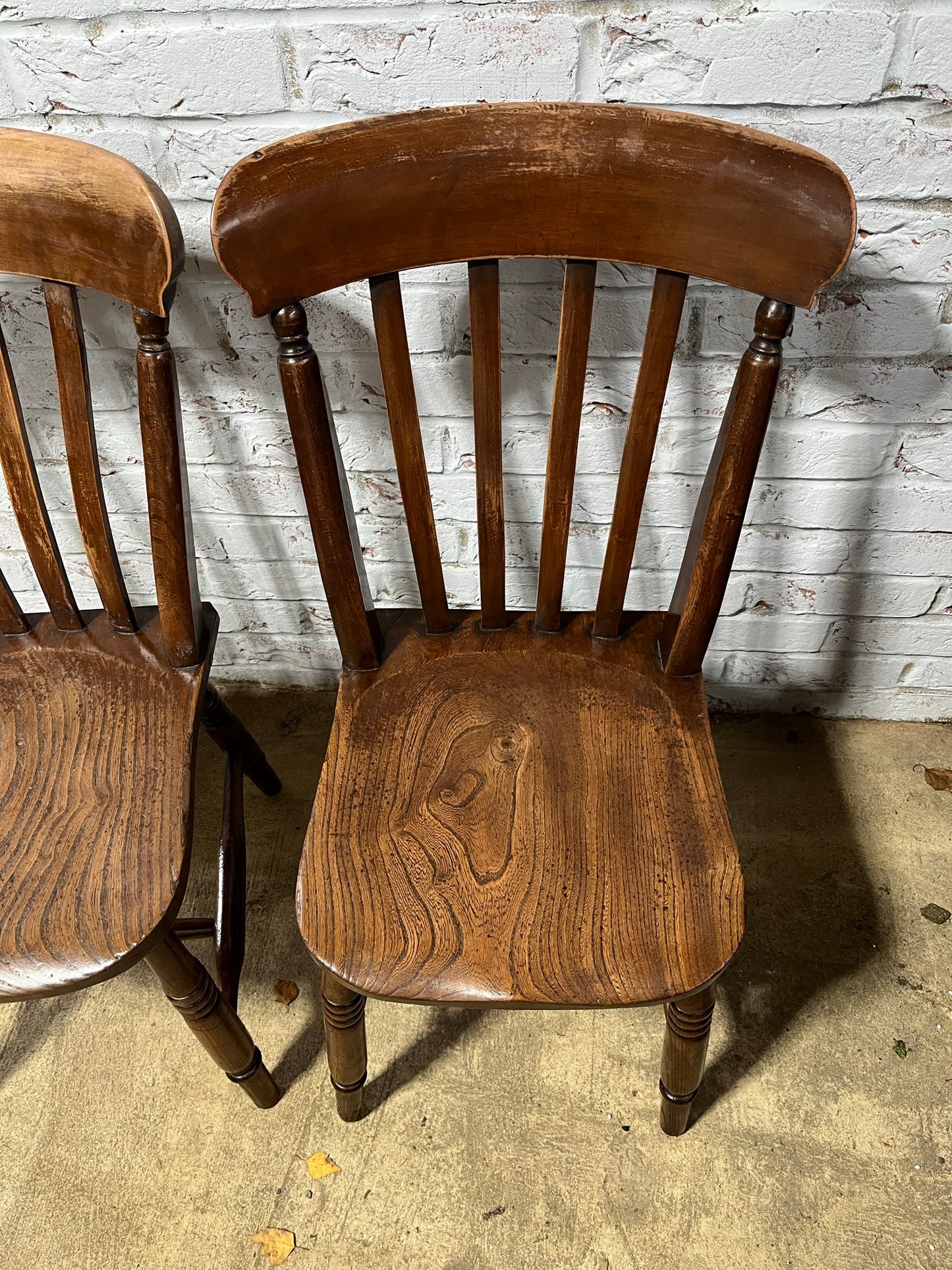 Pair of good Victorian elm Windsor lath back or slat back kitchen chairs.