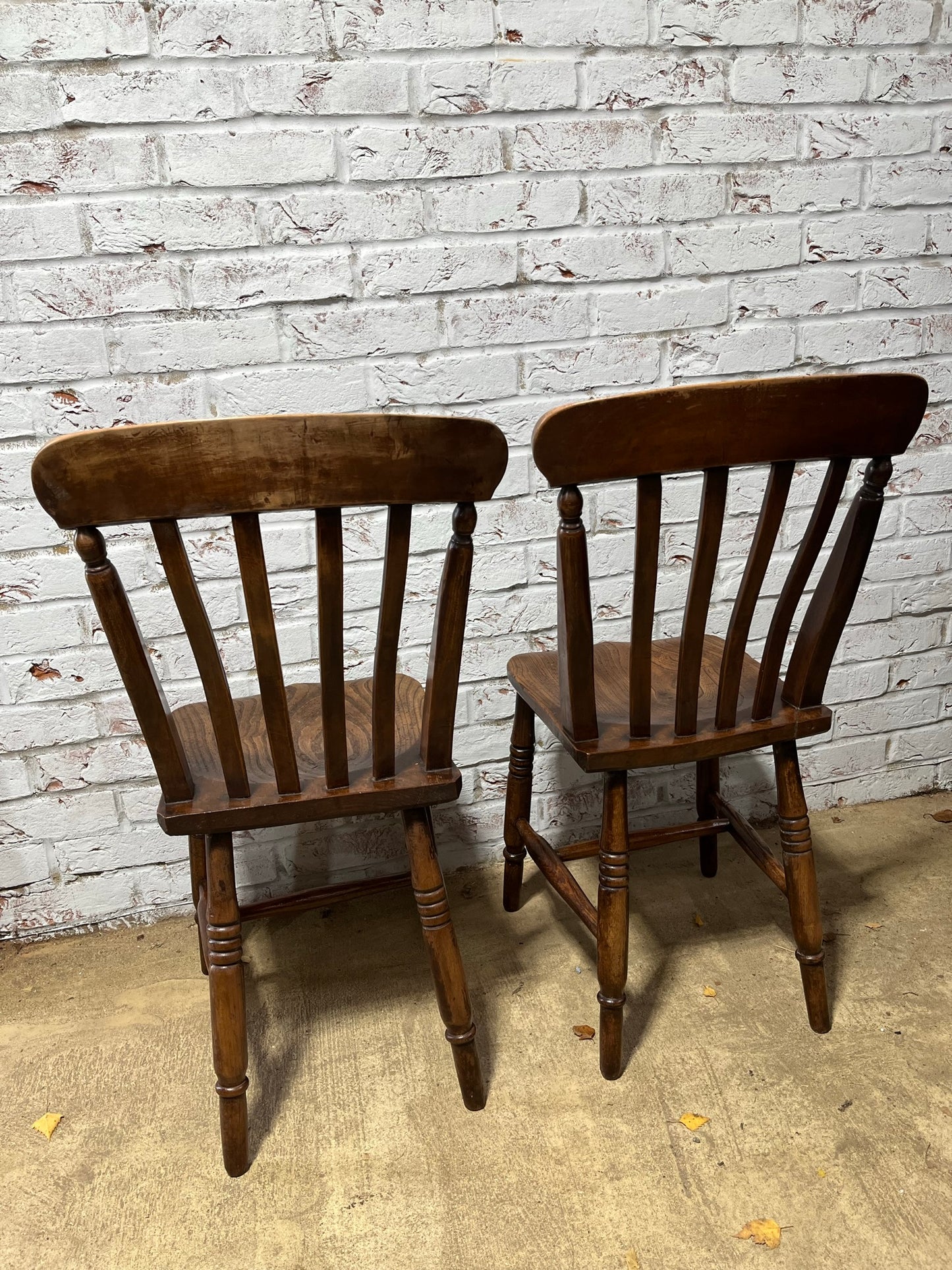 Pair of good Victorian elm Windsor lath back or slat back kitchen chairs.