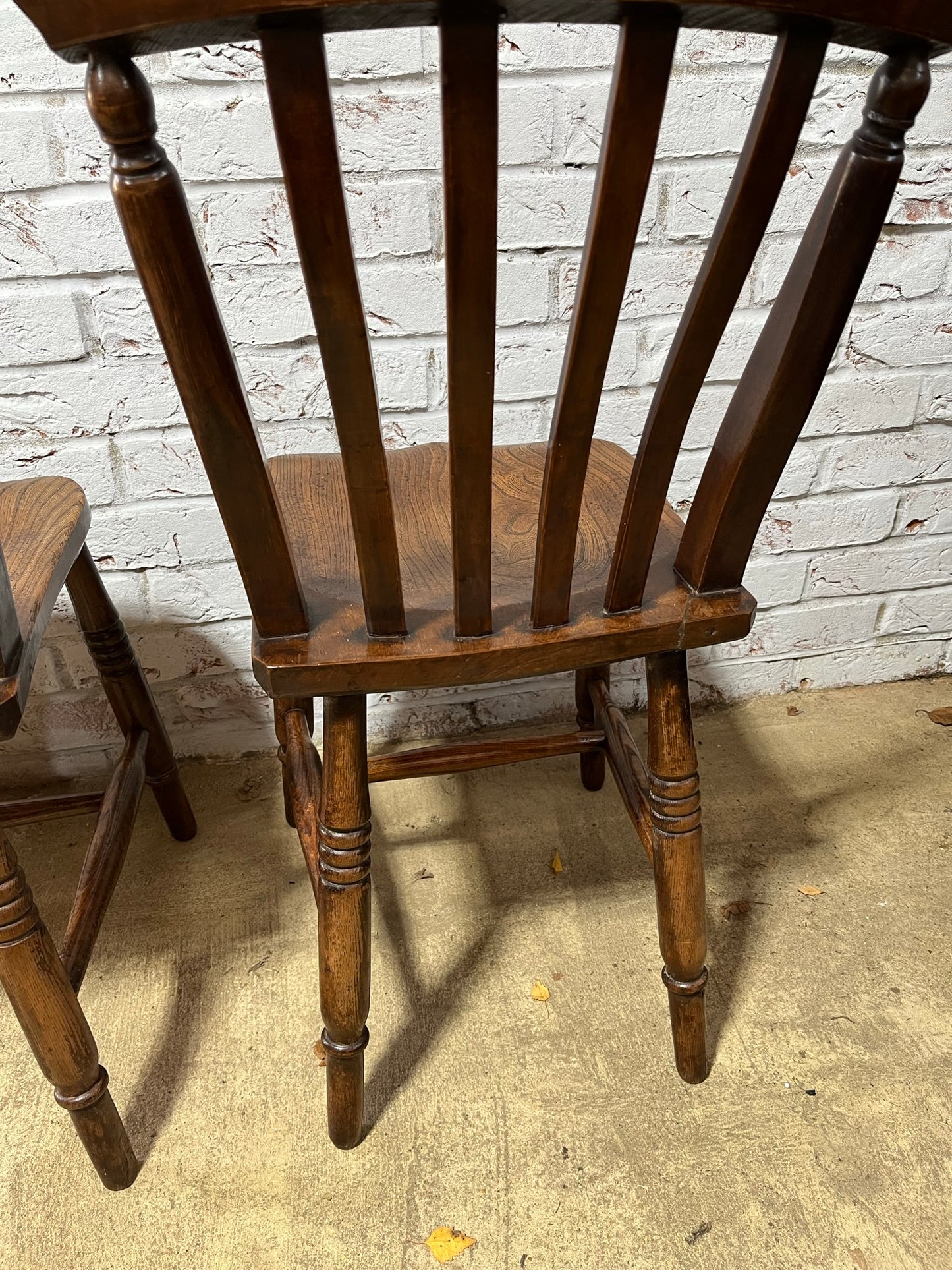 Pair of good Victorian elm Windsor lath back or slat back kitchen chairs.
