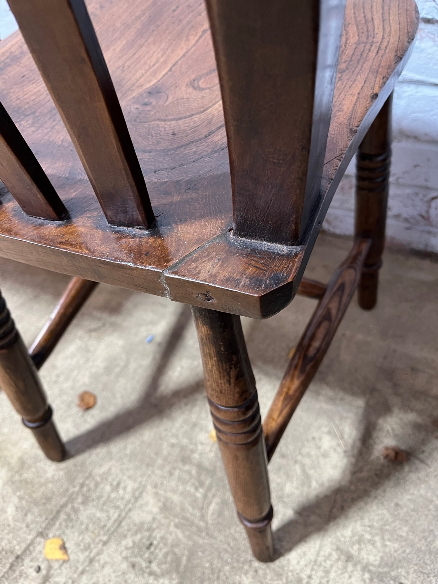 Pair of good Victorian elm Windsor lath back or slat back kitchen chairs.
