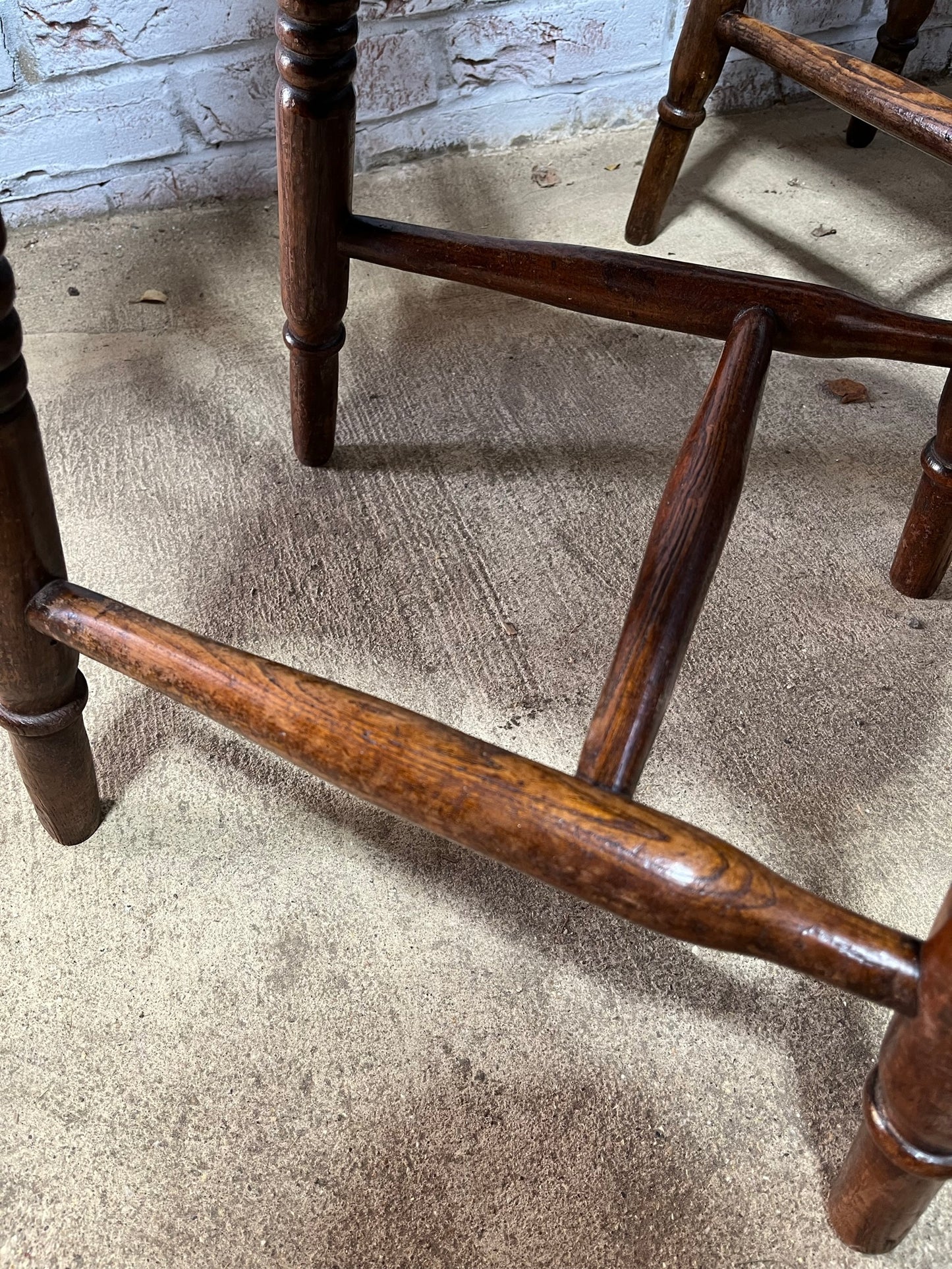 Pair of good Victorian elm Windsor lath back or slat back kitchen chairs.