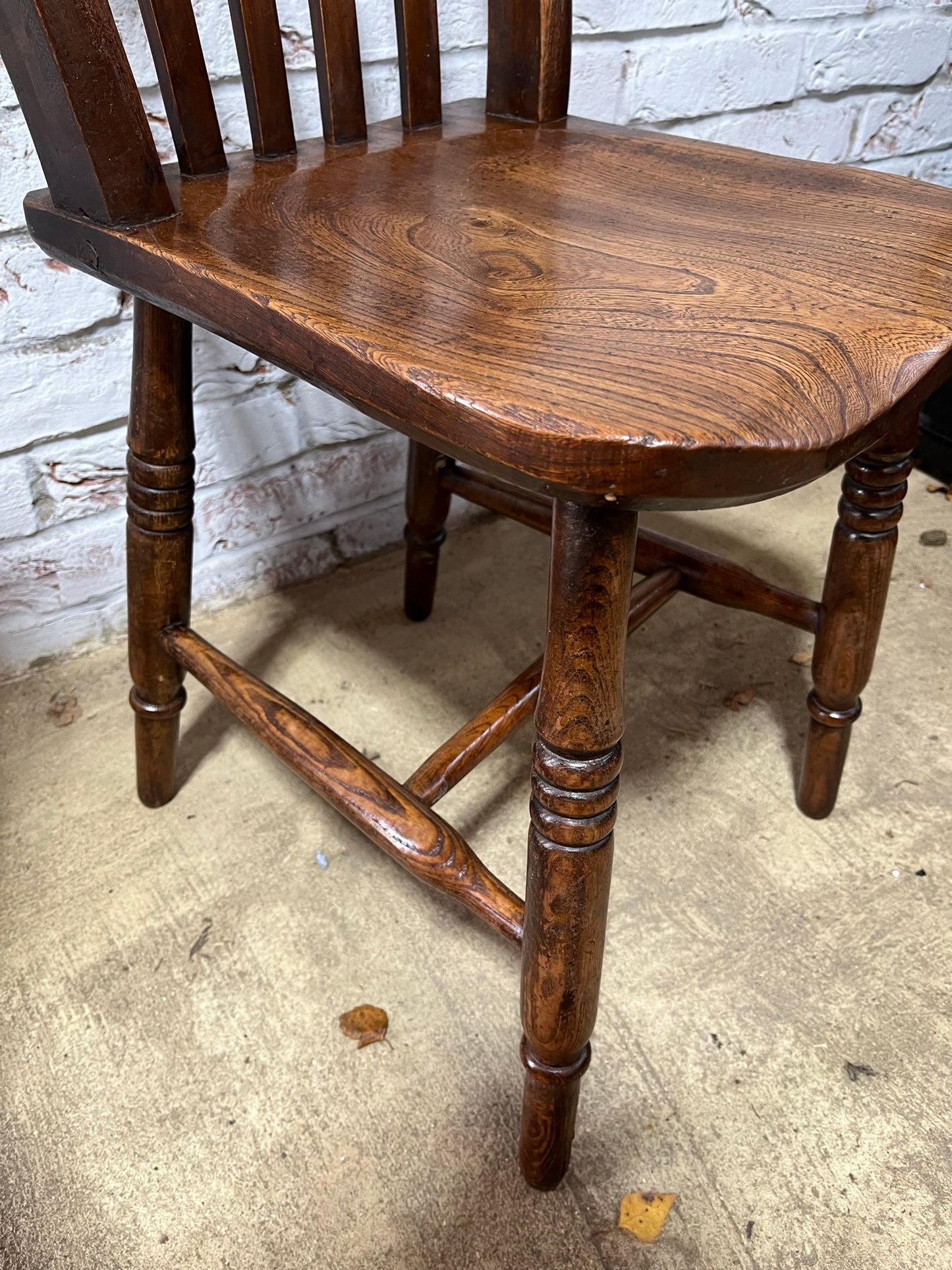 Pair of good Victorian elm Windsor lath back or slat back kitchen chairs.