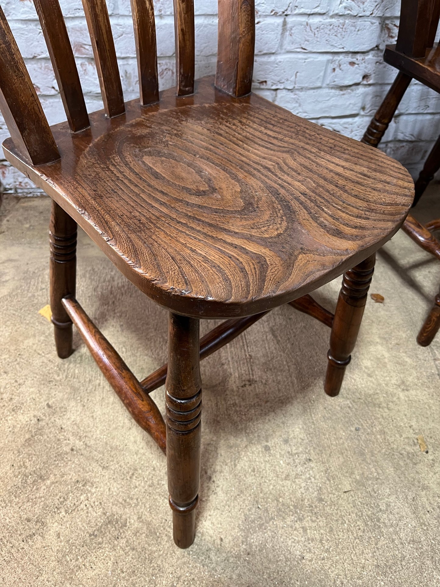 Pair of good Victorian elm Windsor lath back or slat back kitchen chairs.