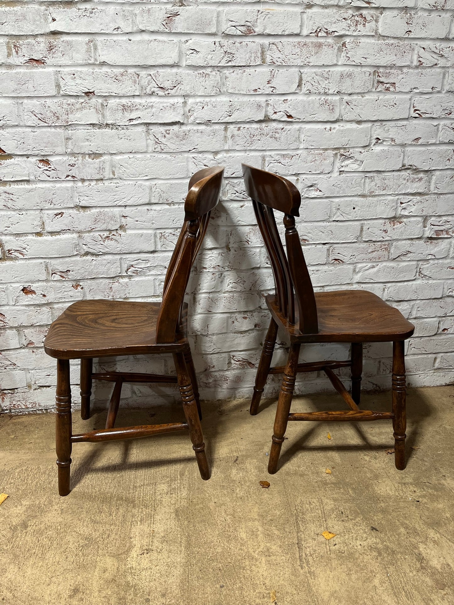 Pair of good Victorian elm Windsor lath back or slat back kitchen chairs.