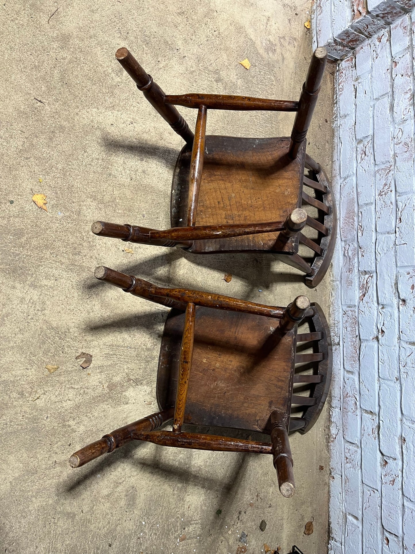 Pair of good Victorian elm Windsor lath back or slat back kitchen chairs.